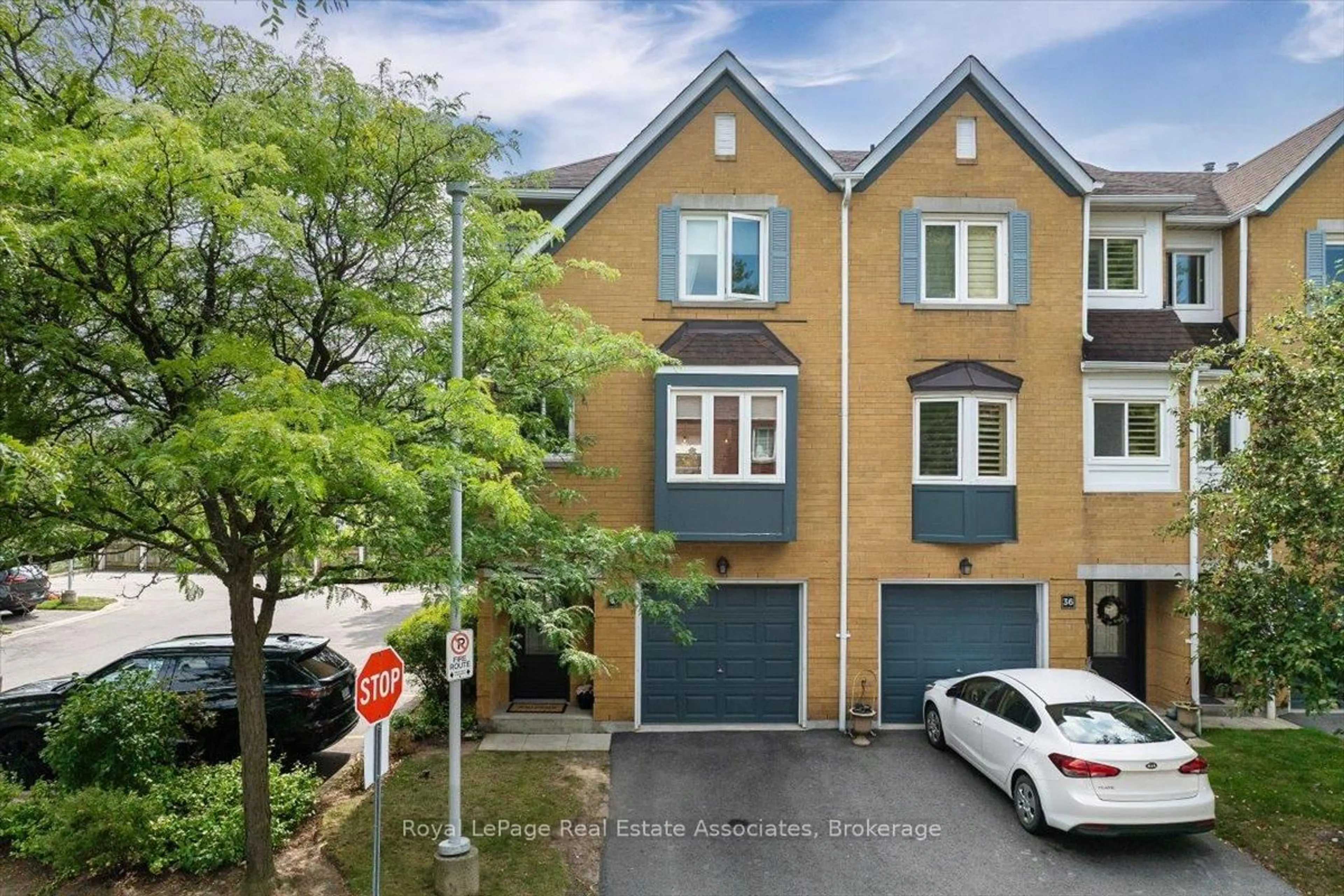 A pic from outside/outdoor area/front of a property/back of a property/a pic from drone, street for 2300 Brays Lane #37, Oakville Ontario L6M 3J9