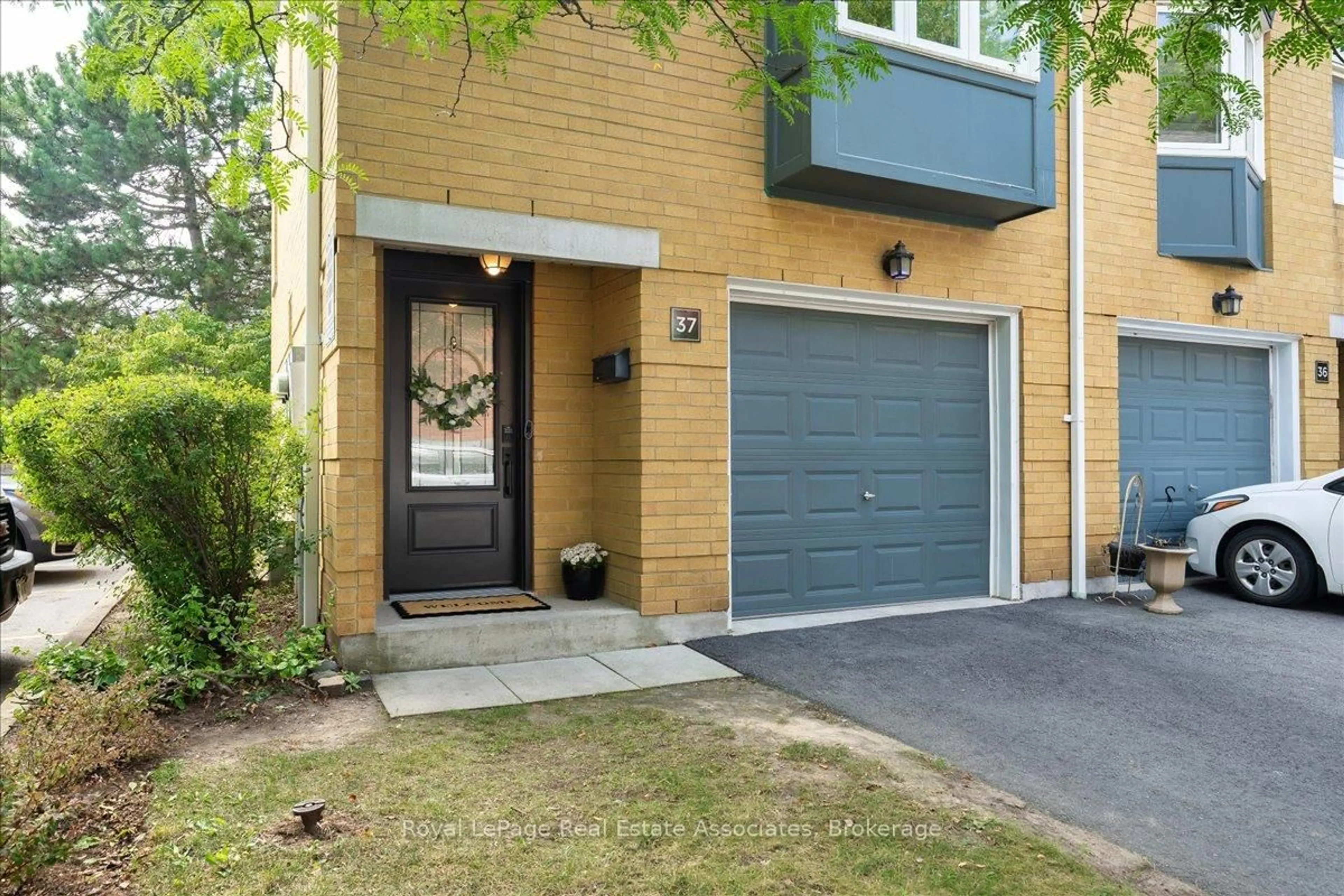 Home with brick exterior material, street for 2300 Brays Lane #37, Oakville Ontario L6M 3J9