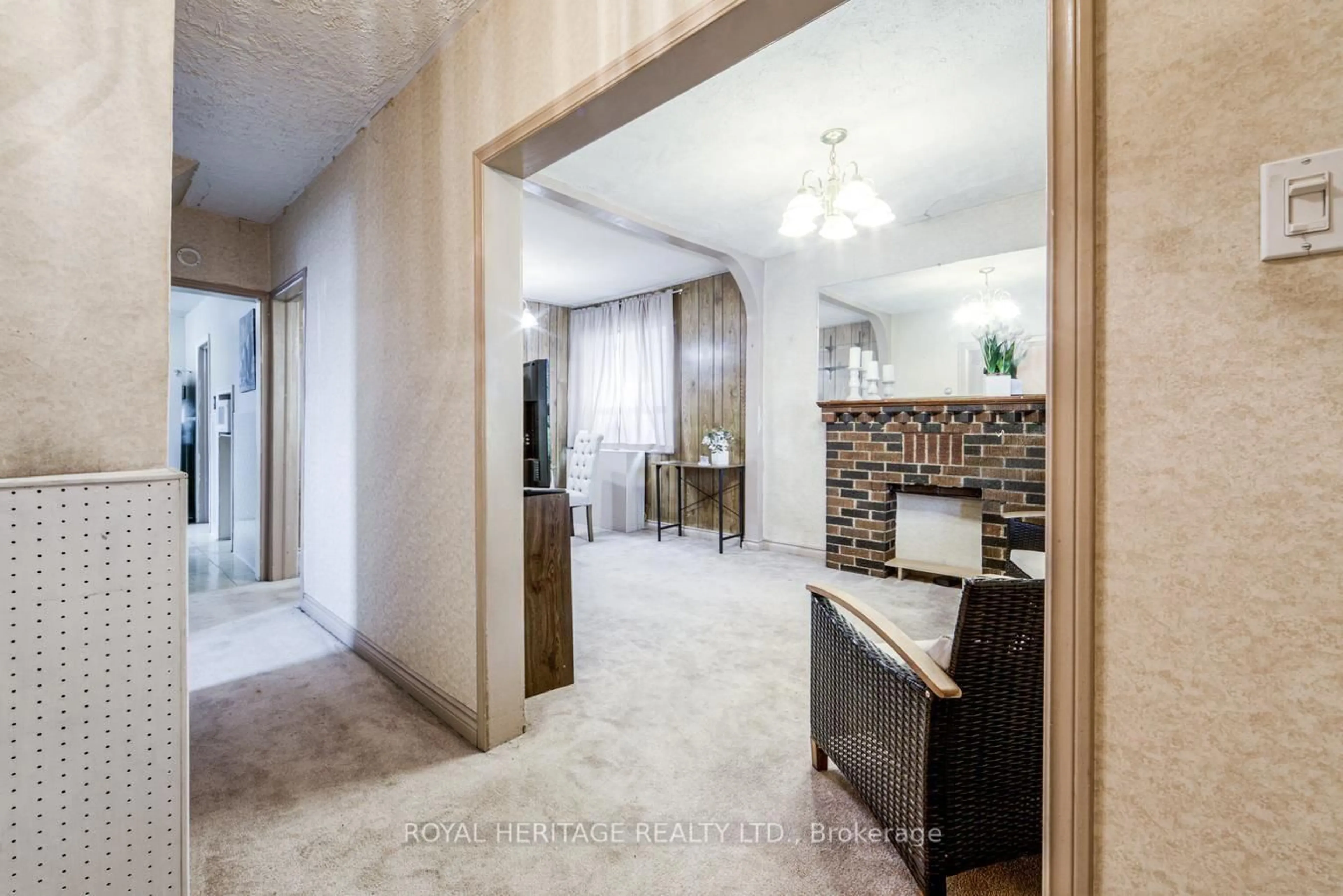 Indoor foyer for 758 Jane St, Toronto Ontario M6N 4B9