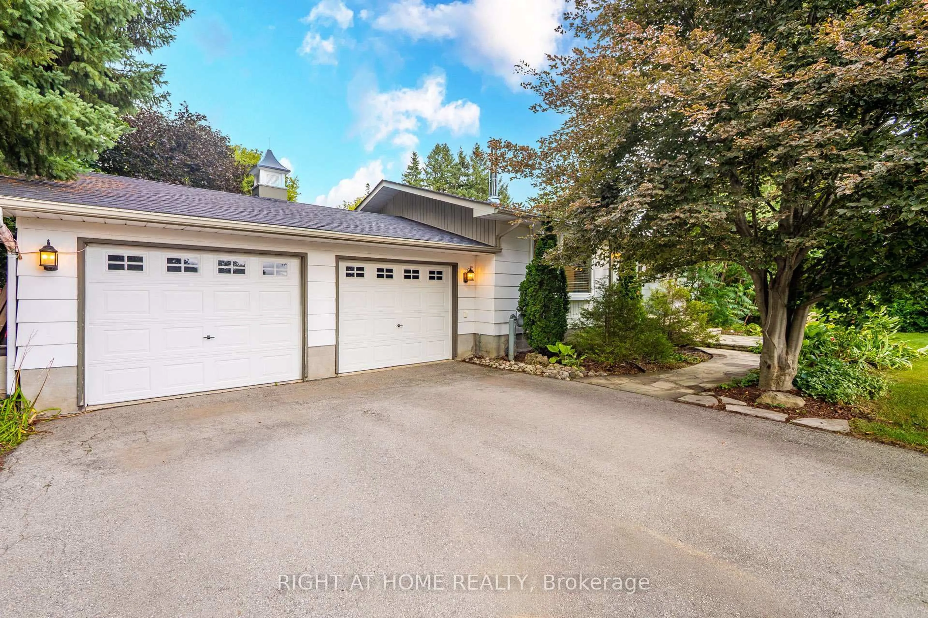 A pic from outside/outdoor area/front of a property/back of a property/a pic from drone, street for 11749 Tenth Line, Halton Hills Ontario L7G 4S7