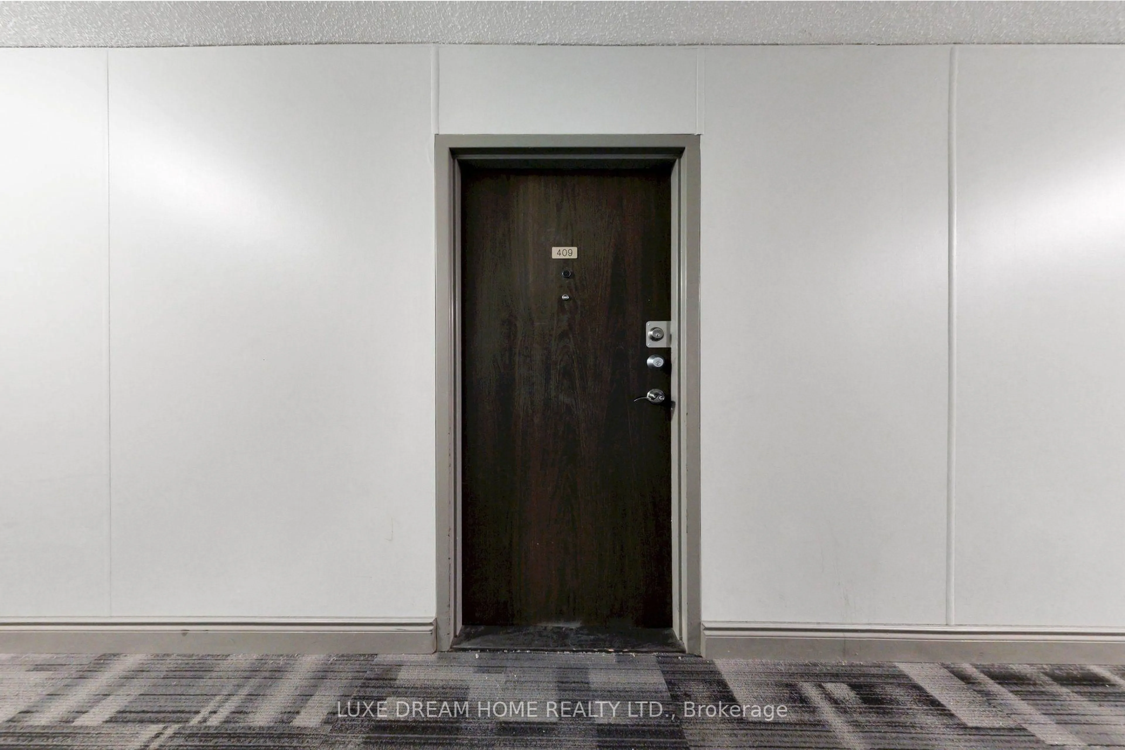 Indoor entryway for 370 Dixon Rd #409, Toronto Ontario M9R 1T2