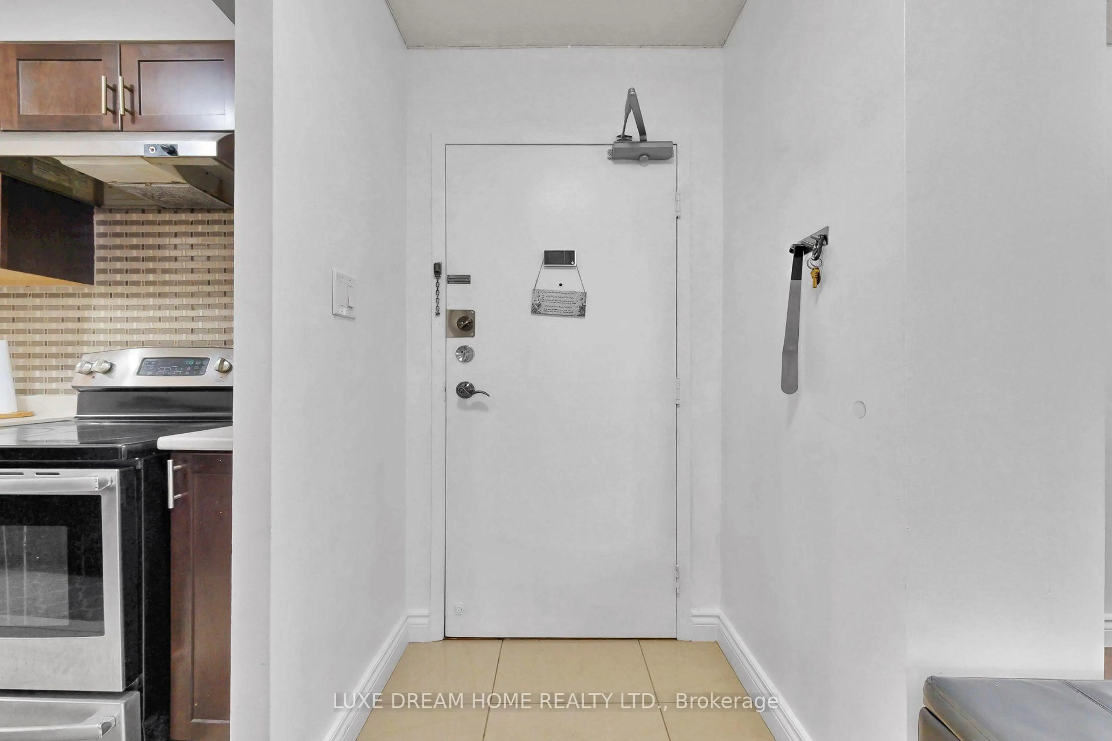 Indoor entryway for 370 Dixon Rd #409, Toronto Ontario M9R 1T2