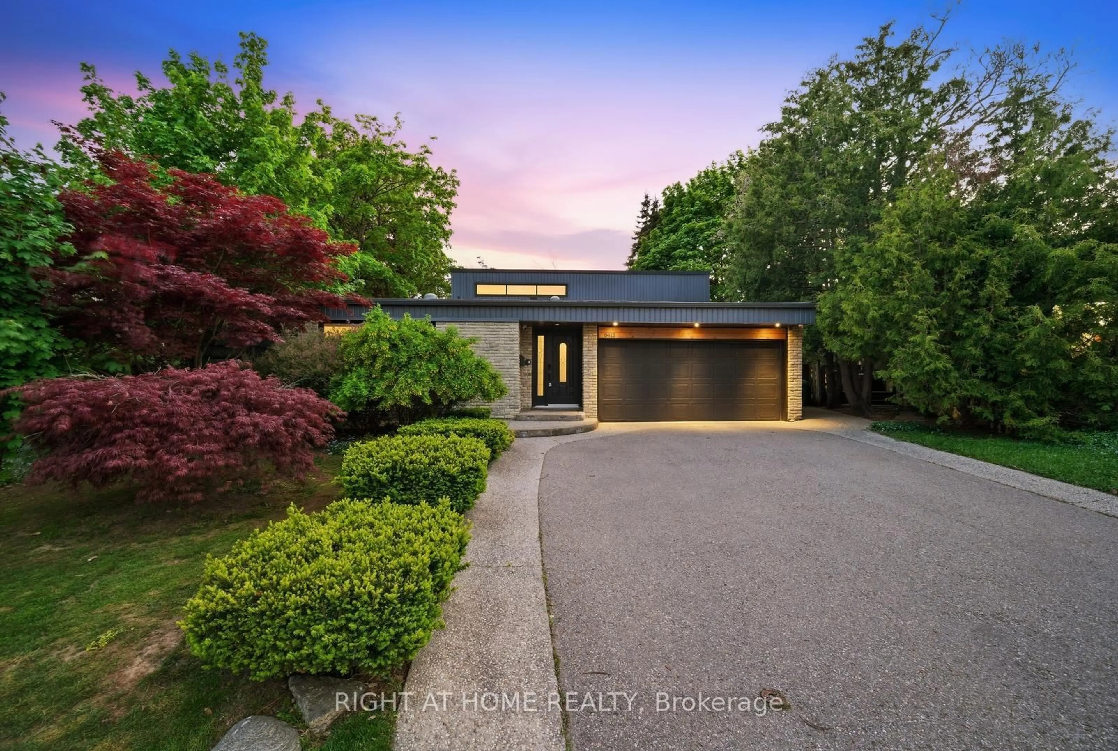 A pic from outside/outdoor area/front of a property/back of a property/a pic from drone, street for 6415 Dunray Crt, Mississauga Ontario L5N 1E7