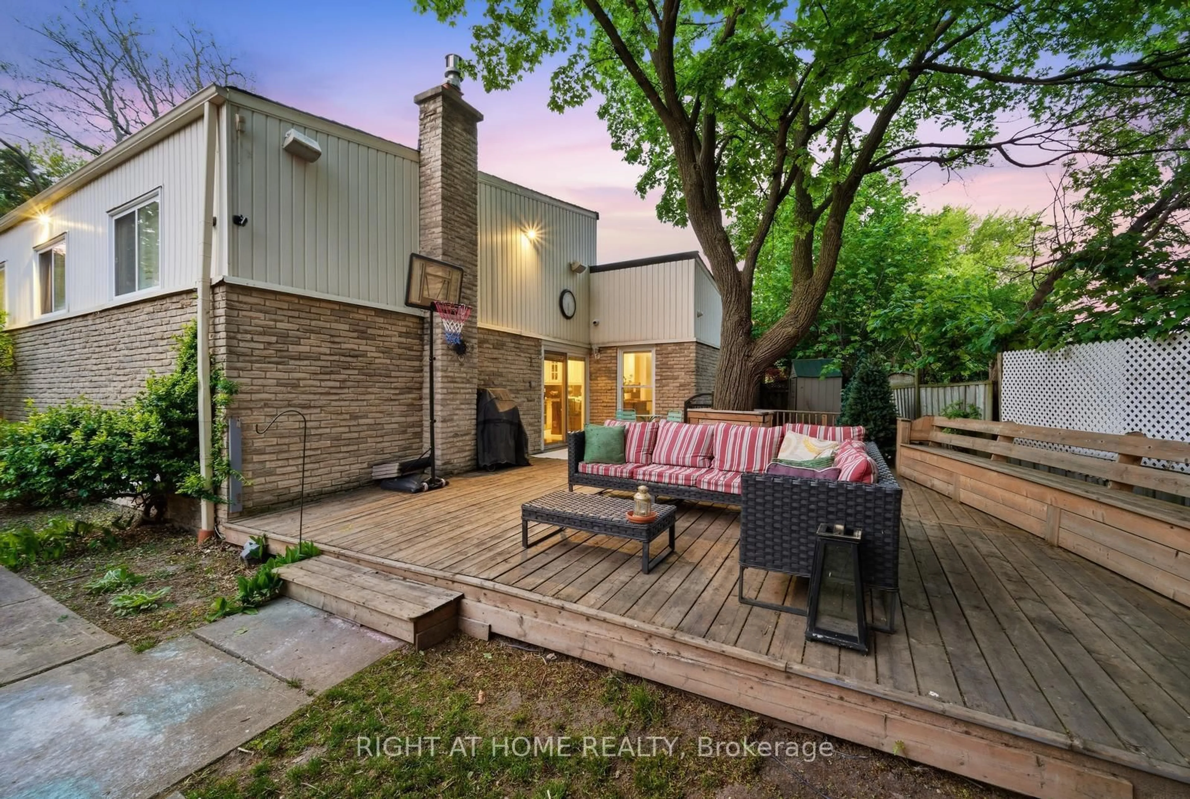 Patio, street for 6415 Dunray Crt, Mississauga Ontario L5N 1E7