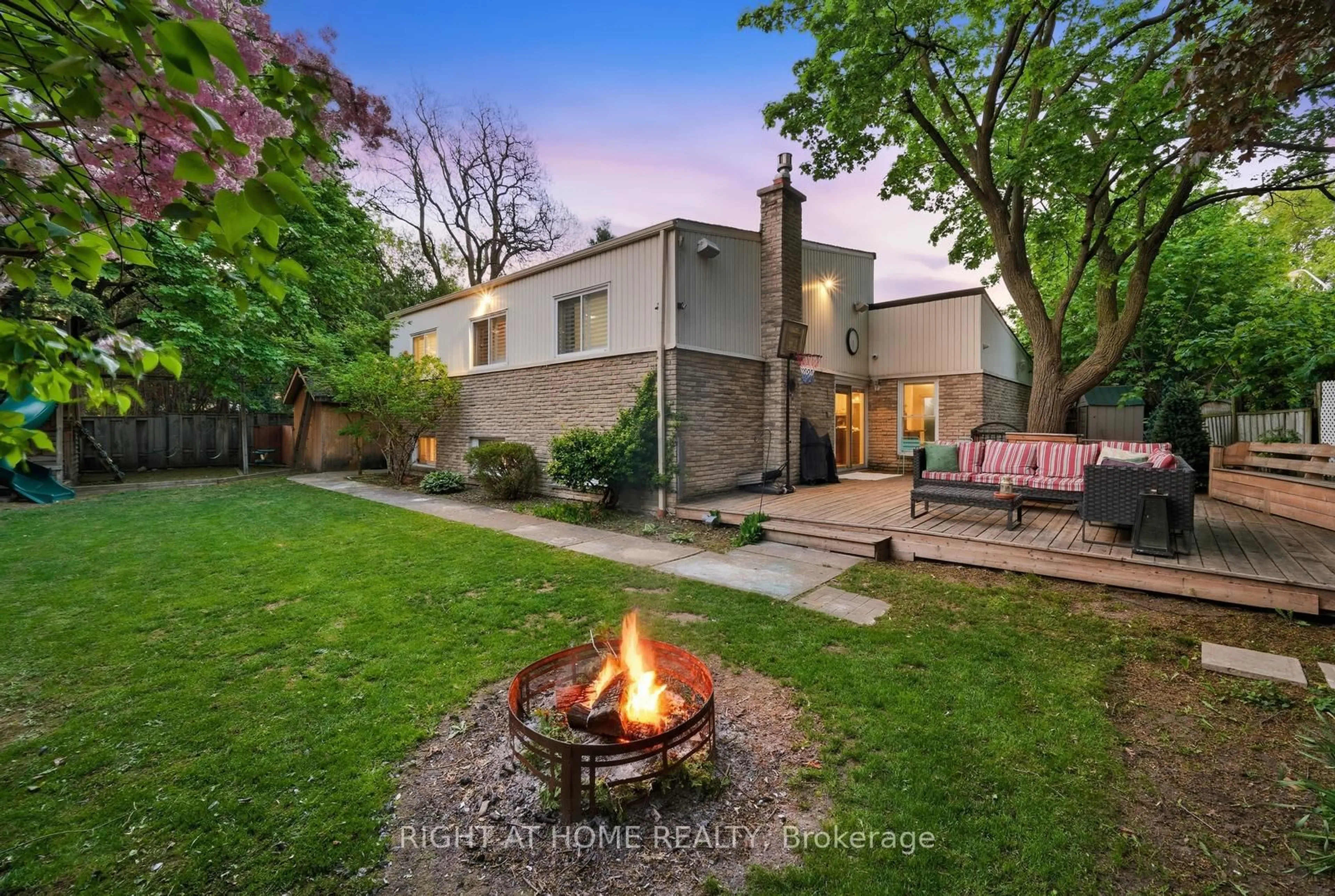 A pic from outside/outdoor area/front of a property/back of a property/a pic from drone, street for 6415 Dunray Crt, Mississauga Ontario L5N 1E7