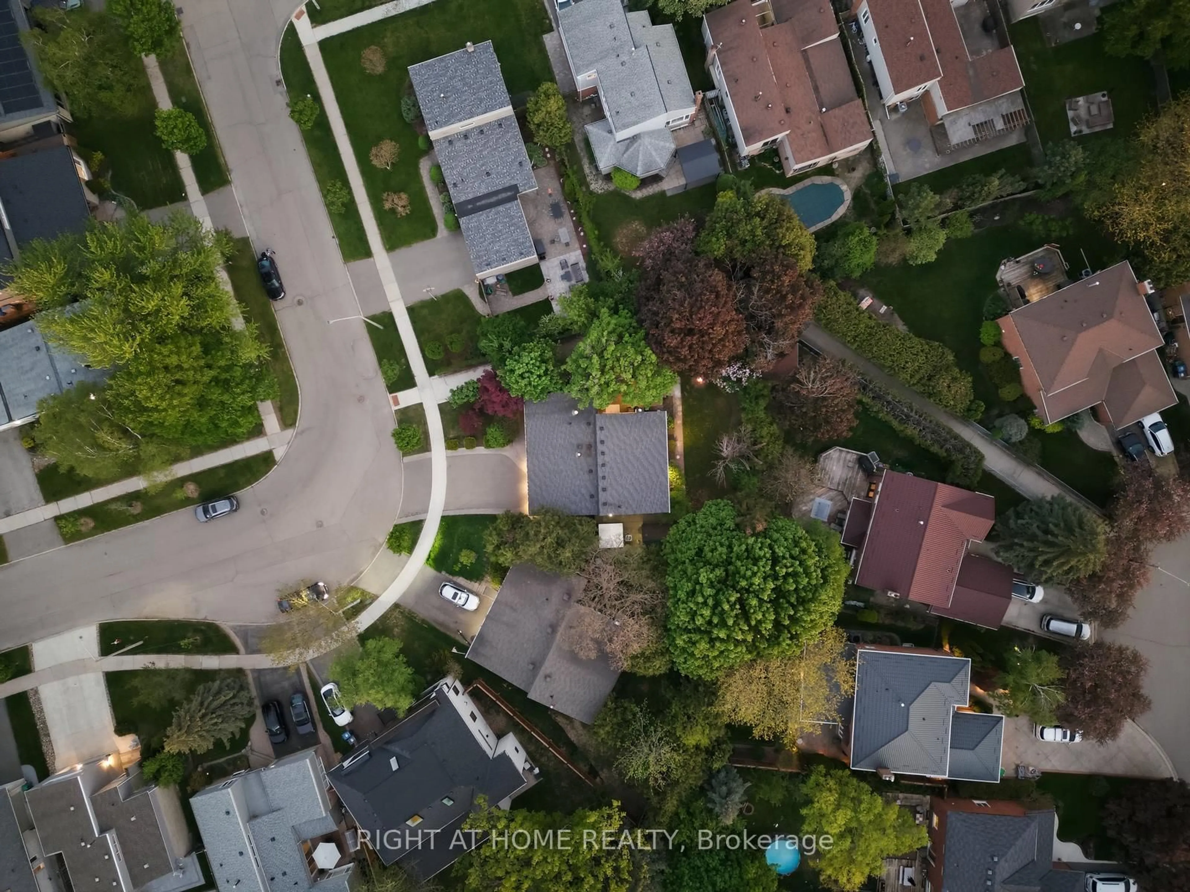 A pic from outside/outdoor area/front of a property/back of a property/a pic from drone, street for 6415 Dunray Crt, Mississauga Ontario L5N 1E7