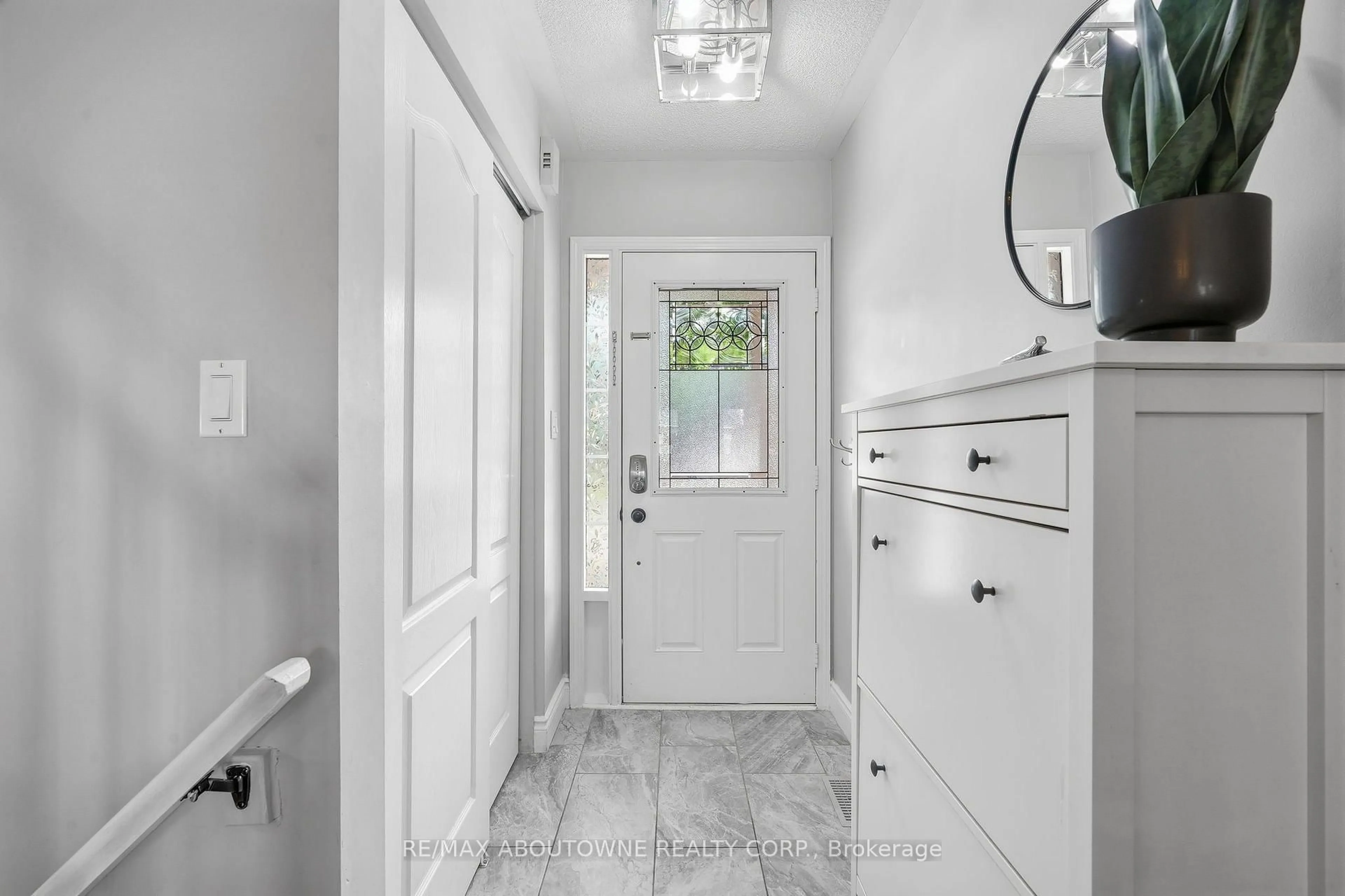 Indoor entryway for 2469 Springforest Dr, Oakville Ontario L6M 0A2