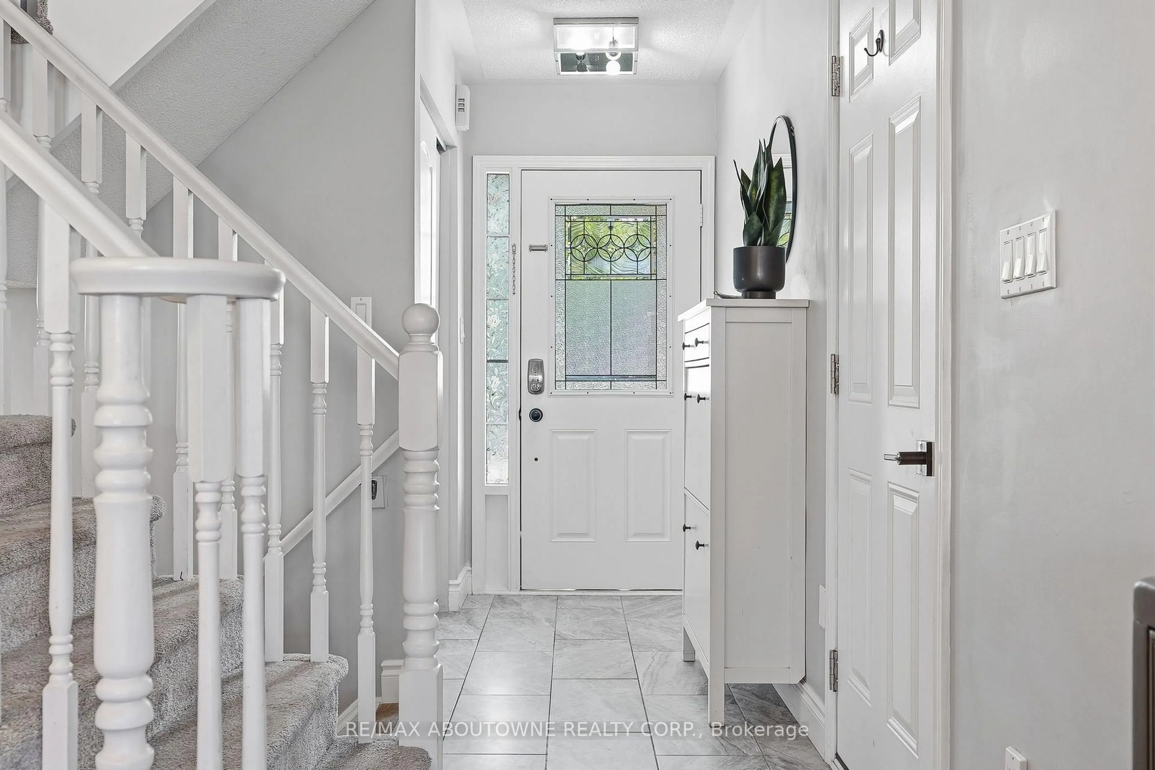 Indoor entryway for 2469 Springforest Dr, Oakville Ontario L6M 0A2