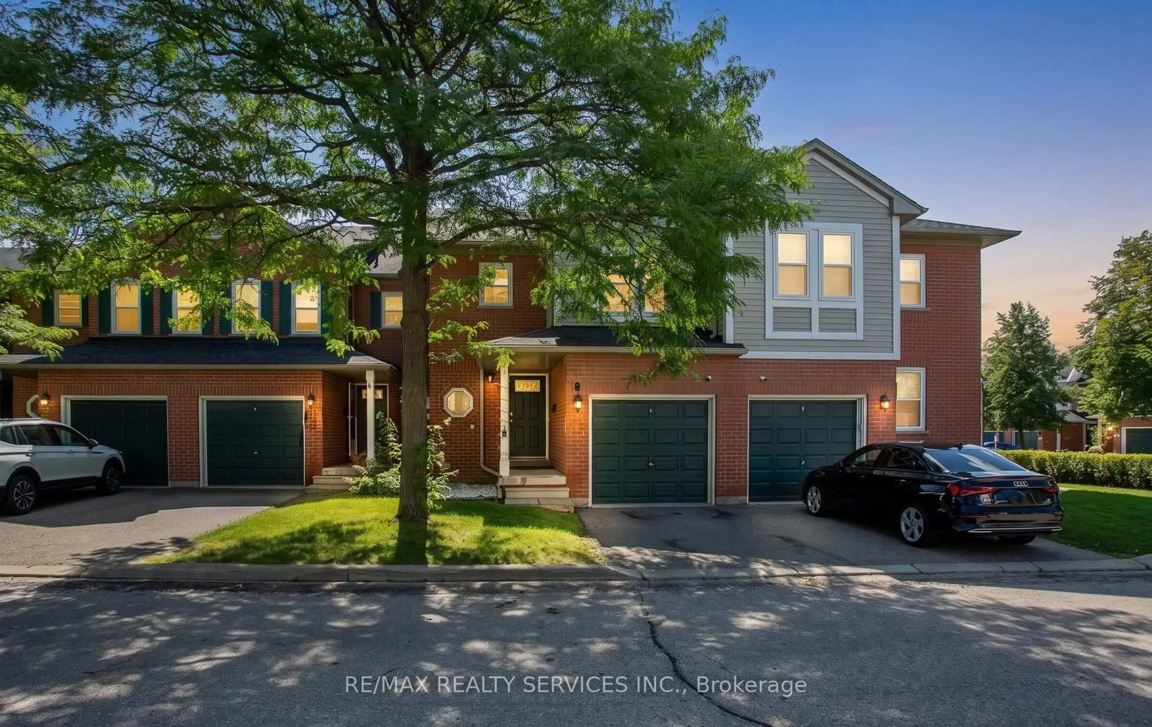 Home with brick exterior material, street for 5659 Glen Erin Dr #40, Mississauga Ontario L5M 5P2