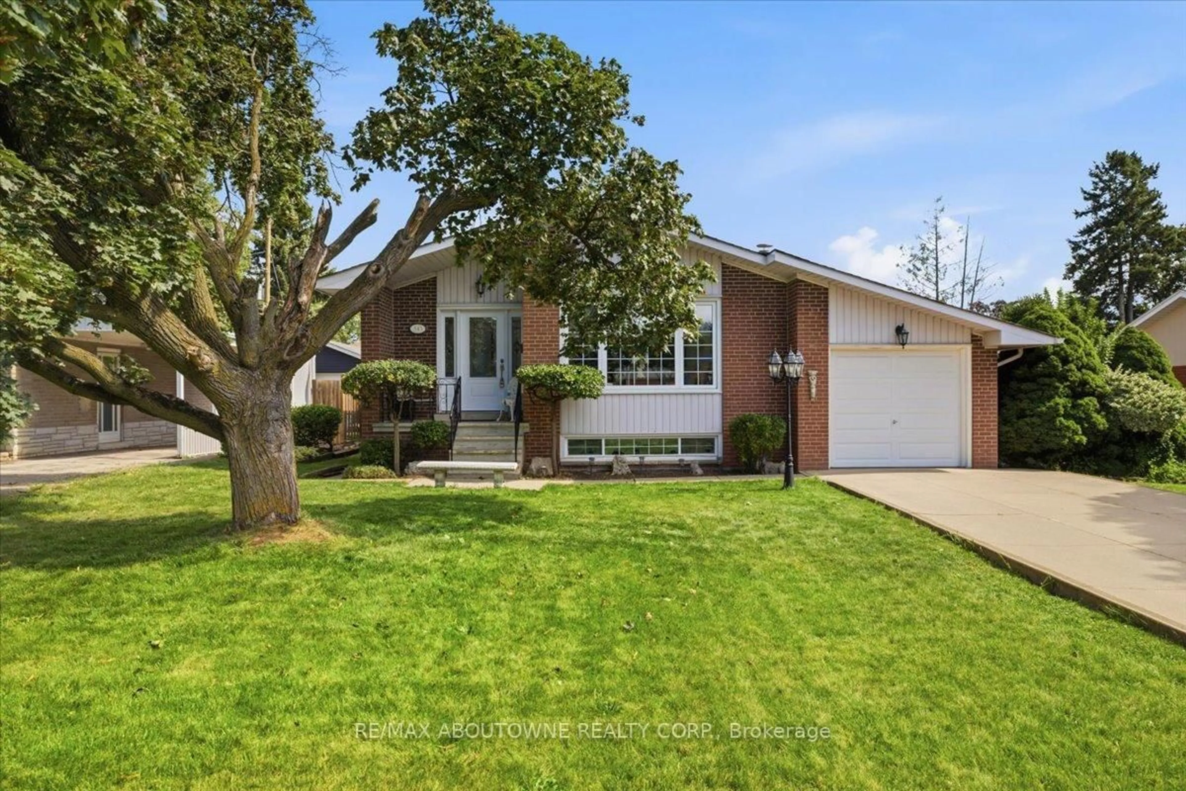Home with vinyl exterior material, street for 343 Duncombe Dr, Burlington Ontario L7L 4M2