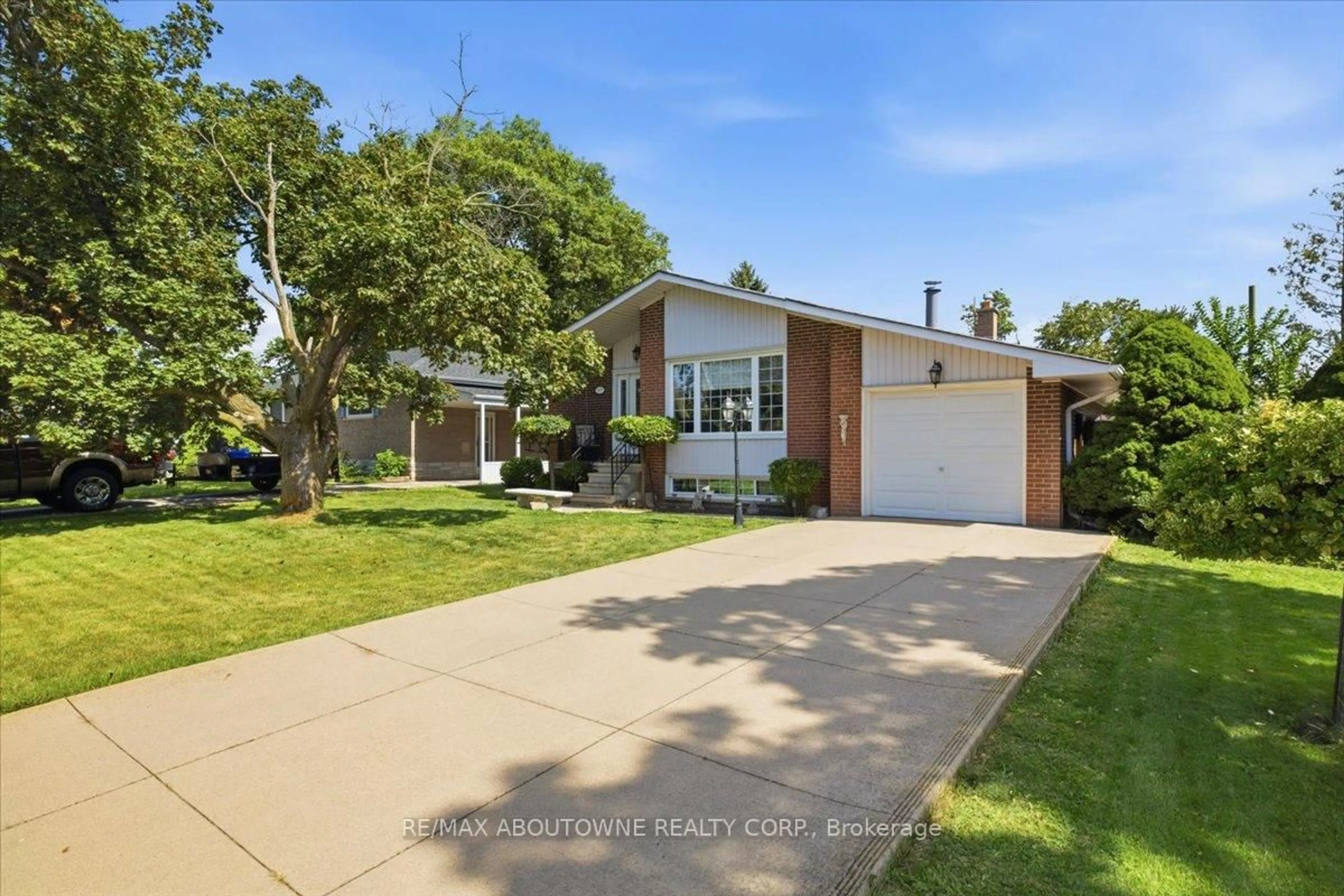 Home with brick exterior material, street for 343 Duncombe Dr, Burlington Ontario L7L 4M2
