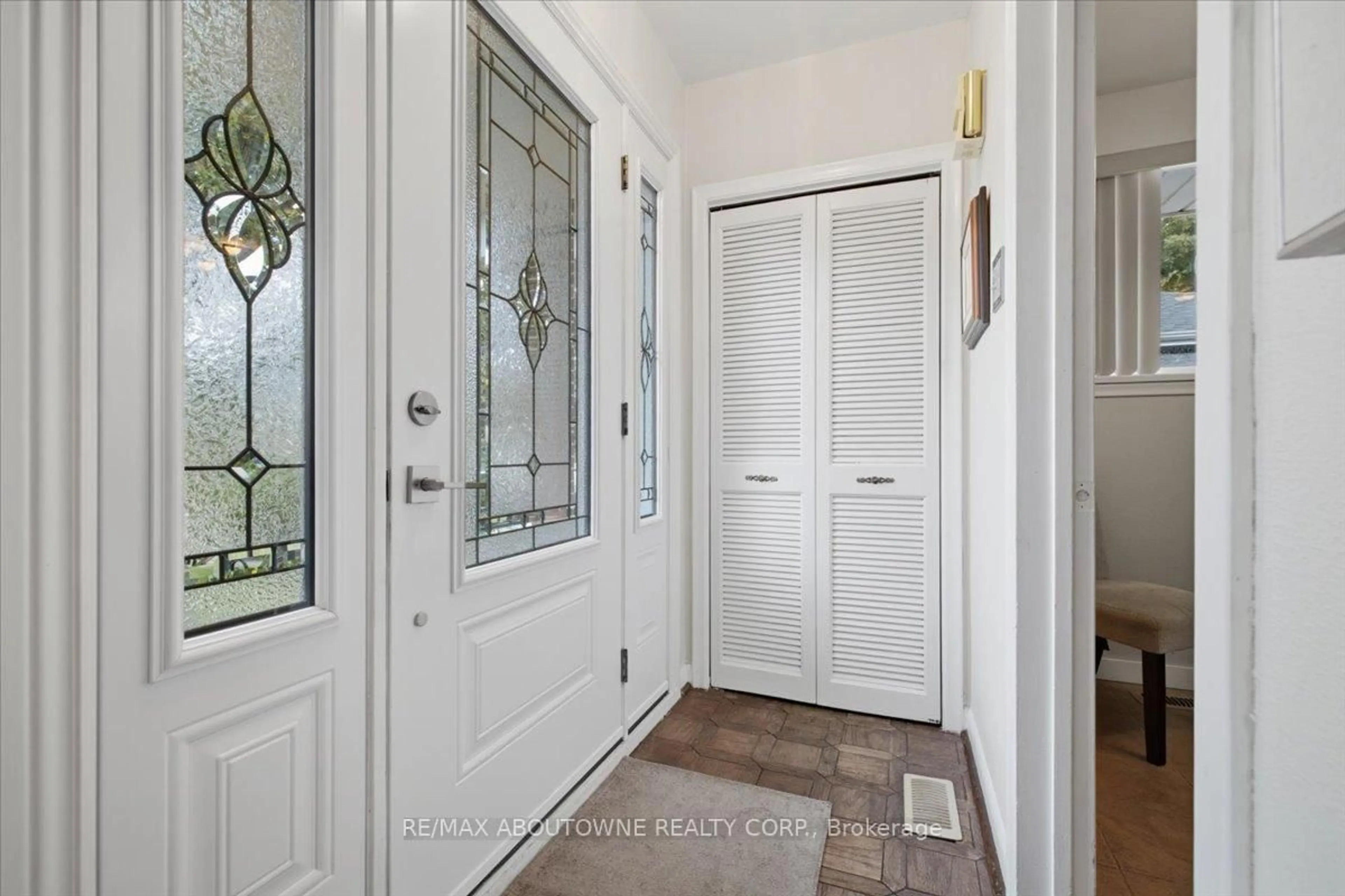Indoor entryway for 343 Duncombe Dr, Burlington Ontario L7L 4M2