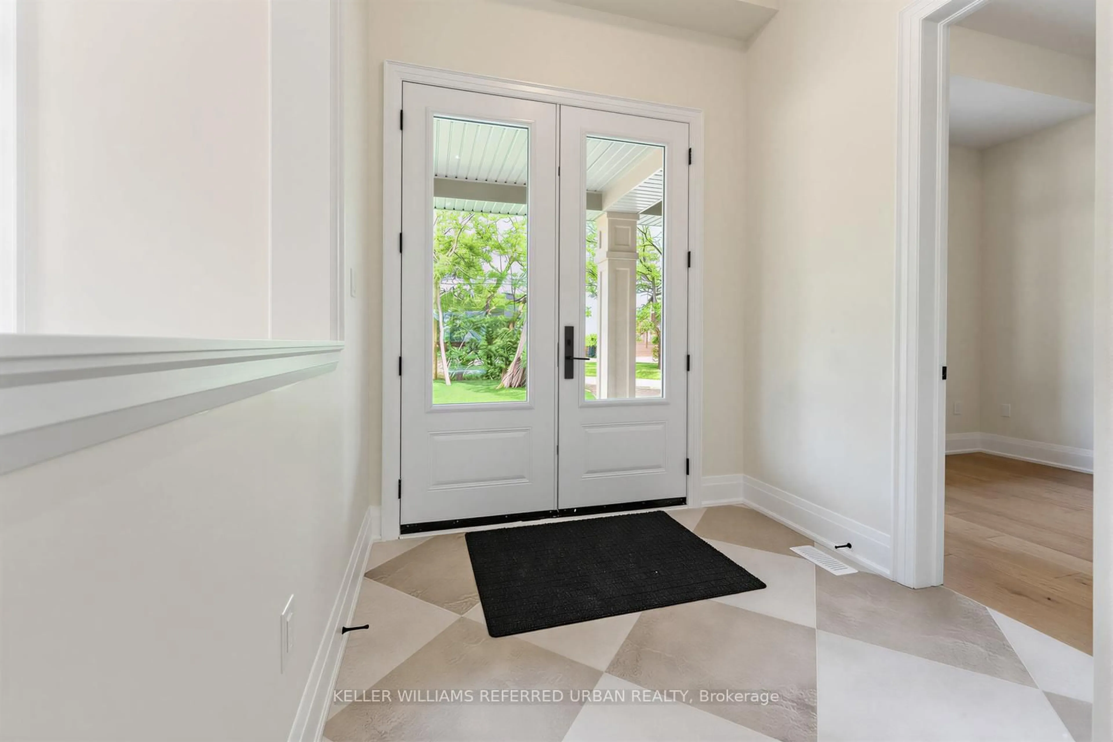 Indoor entryway for 1429 Dundas Cres, Mississauga Ontario L5C 1E8