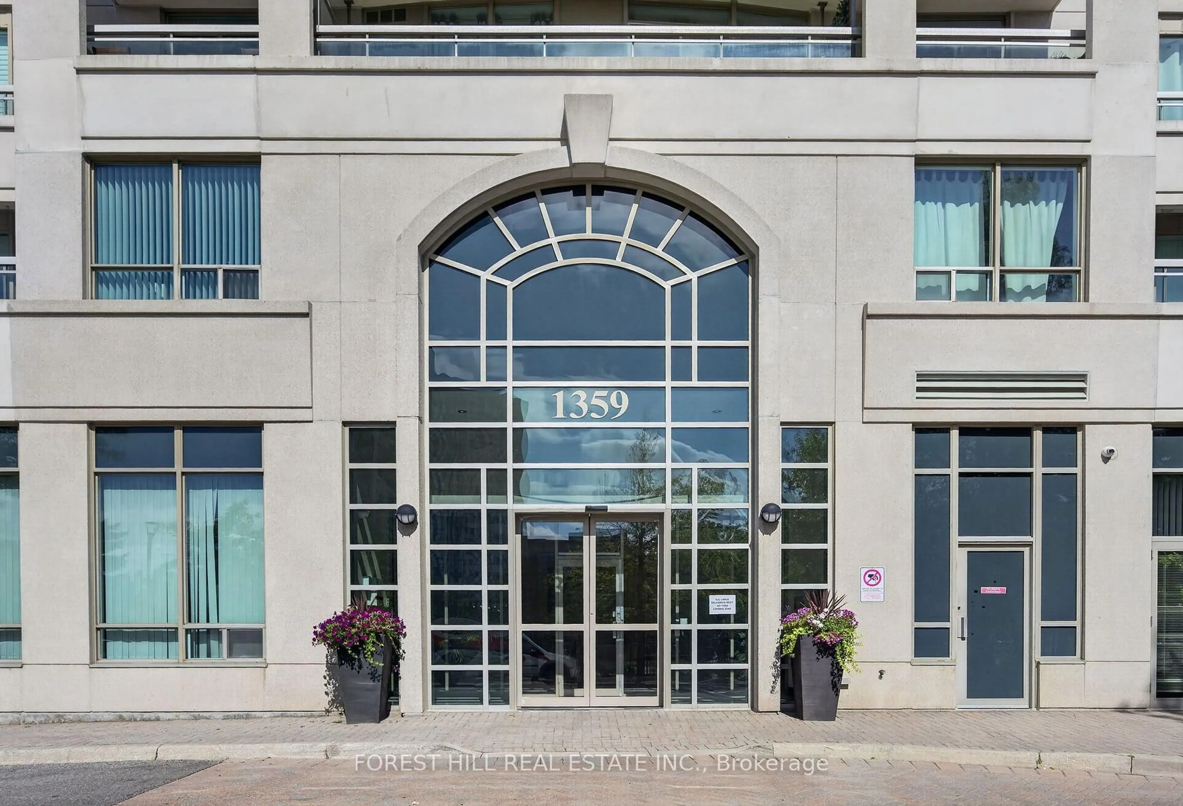 Indoor foyer for 1359 Rathburn Rd #804, Mississauga Ontario L4W 5P7