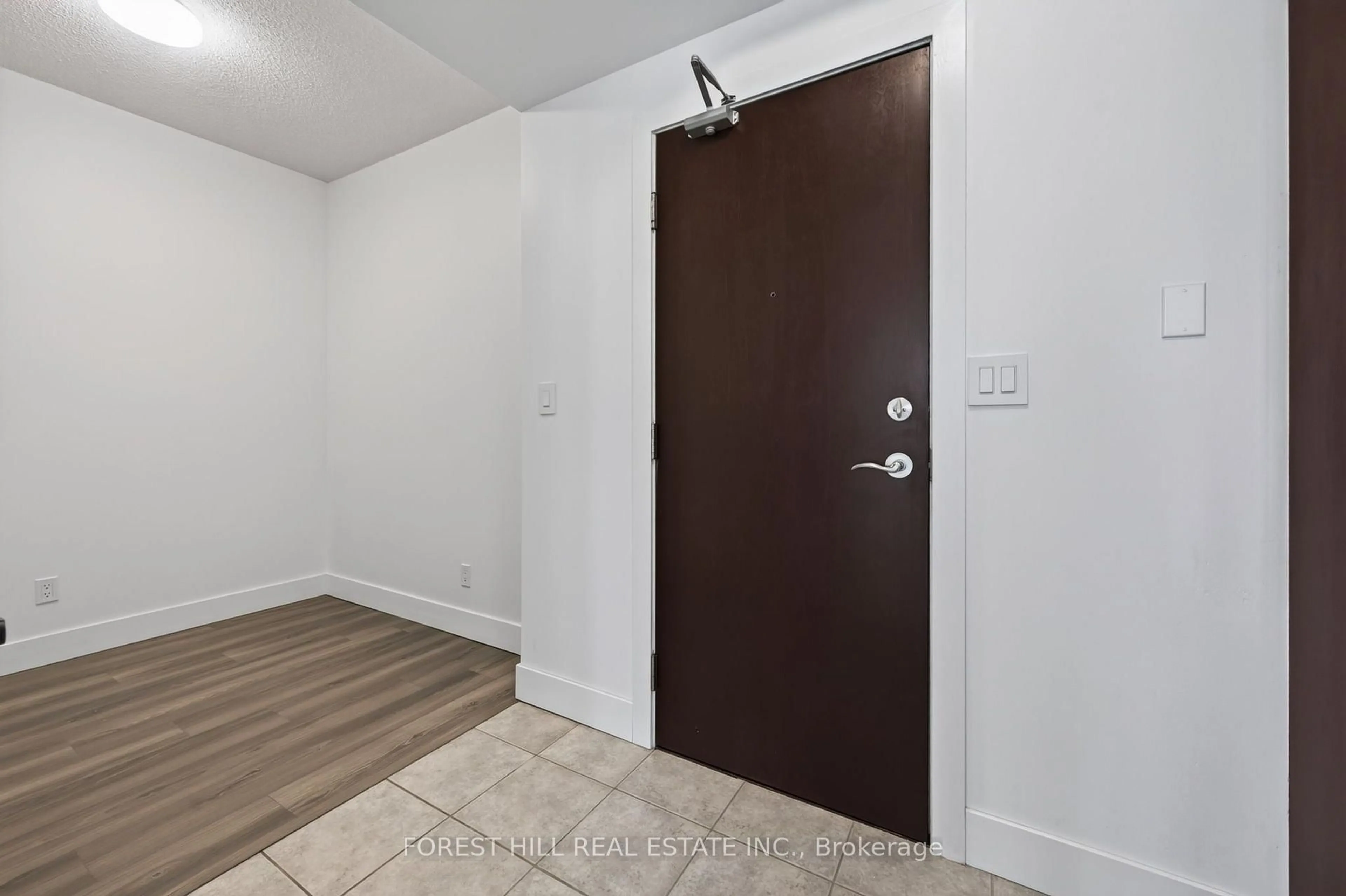 Indoor entryway for 1359 Rathburn Rd #804, Mississauga Ontario L4W 5P7