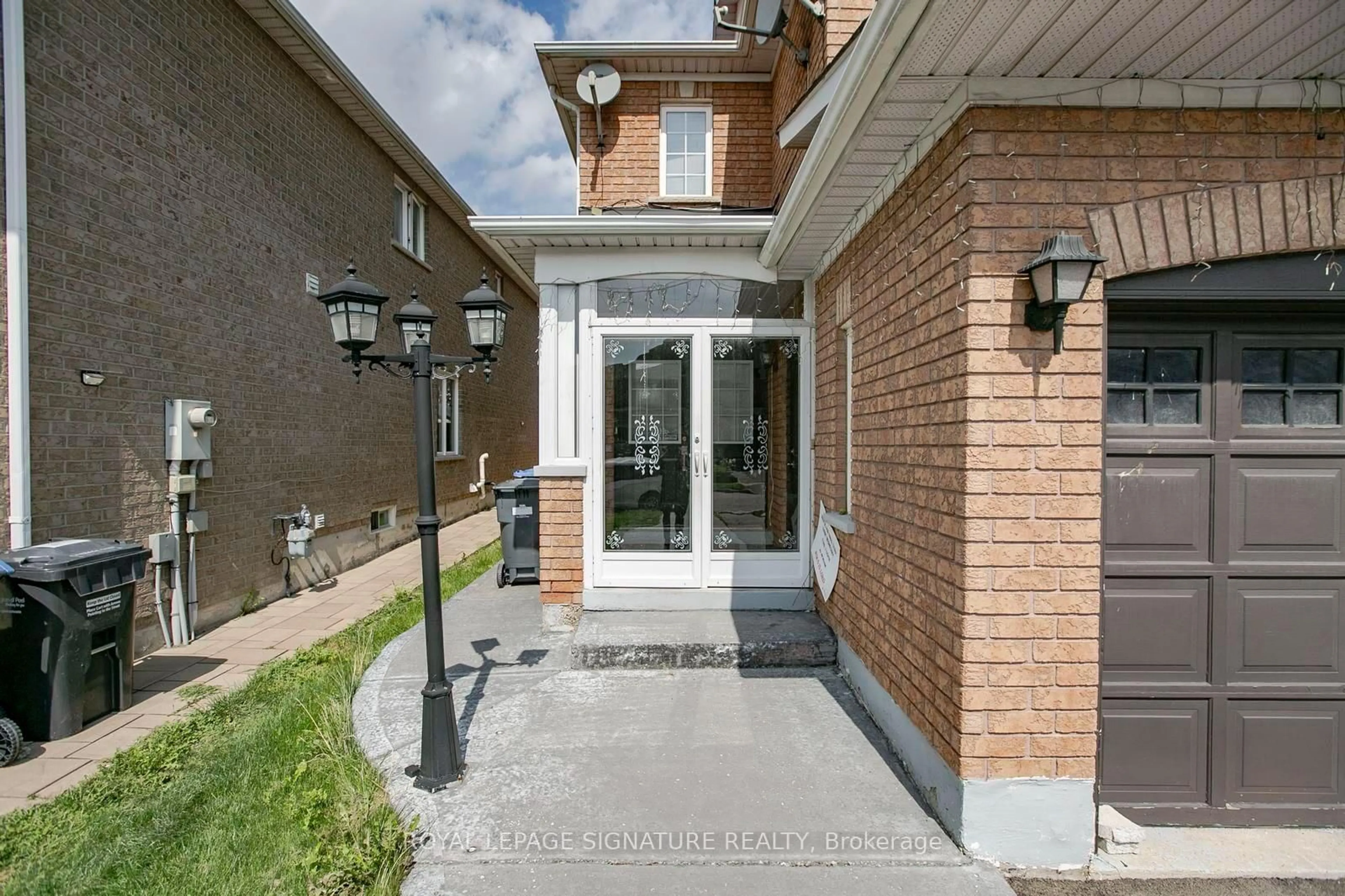 Home with brick exterior material, street for 941 Mandolin Pl, Mississauga Ontario L5W 1S3