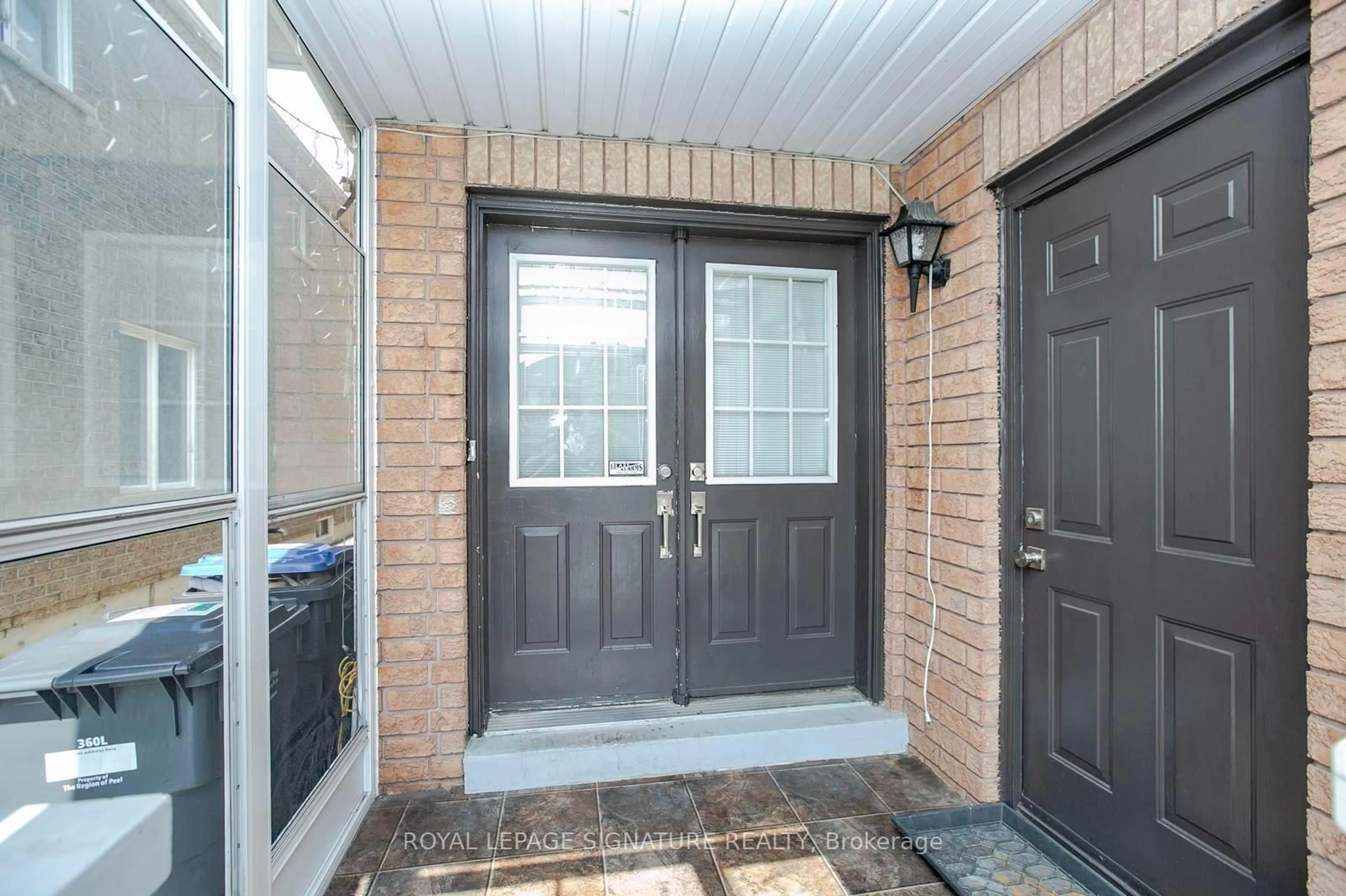 Indoor entryway for 941 Mandolin Pl, Mississauga Ontario L5W 1S3