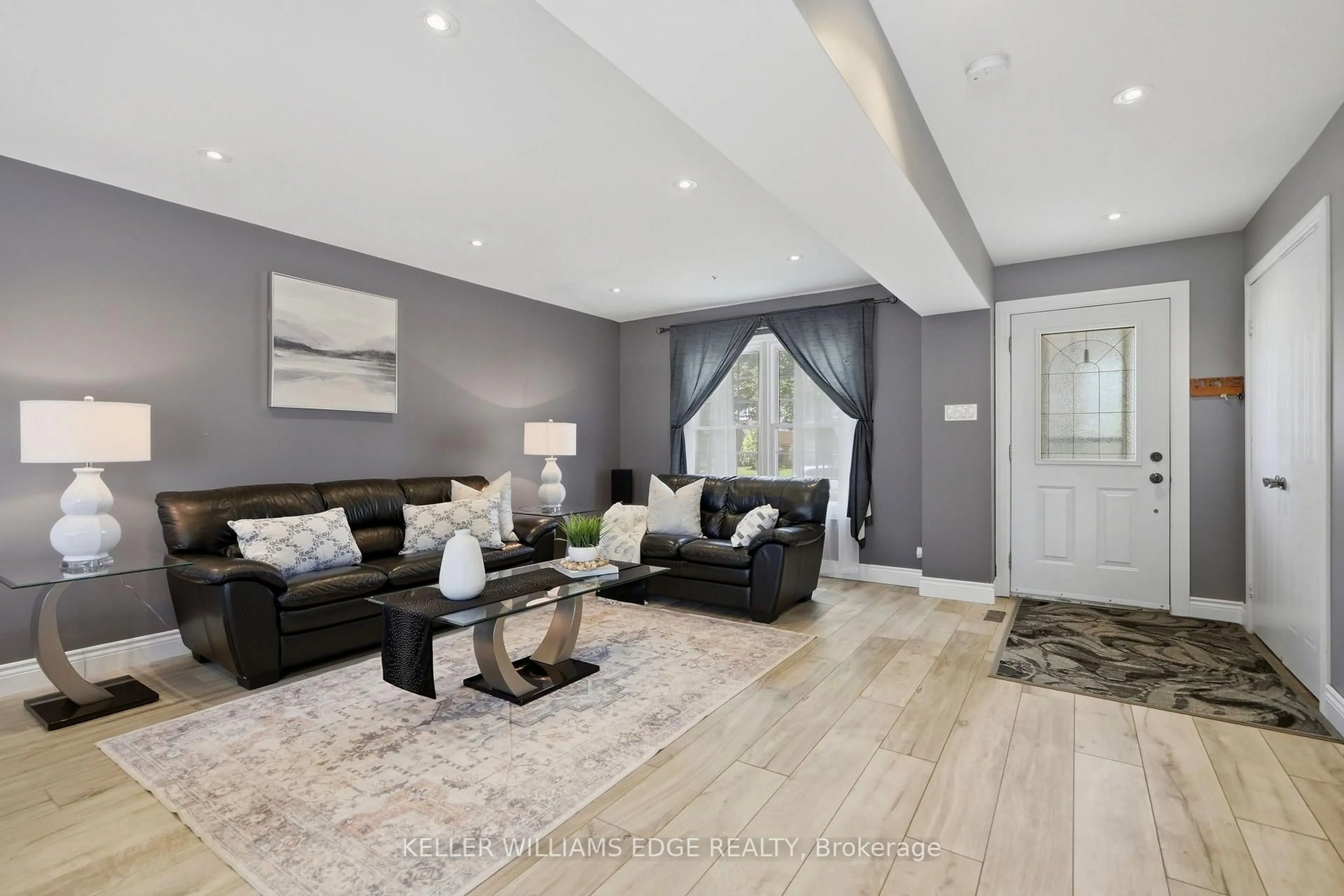 Living room with furniture, unknown for 2055 Hunters Wood Dr, Burlington Ontario L7M 2T9