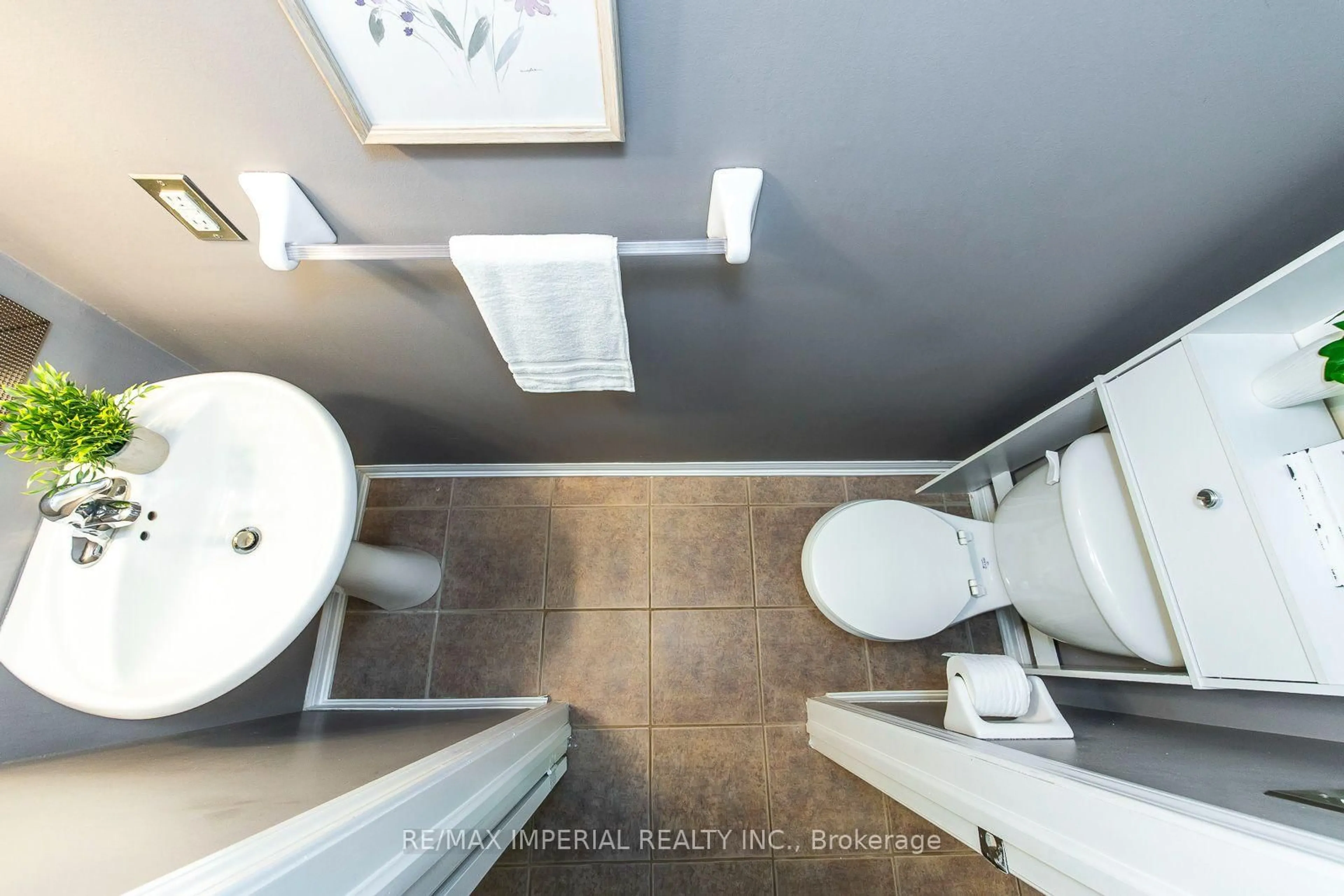 Contemporary bathroom, ceramic/tile floor for 620 Ferguson Dr #86, Milton Ontario L9T 0M8