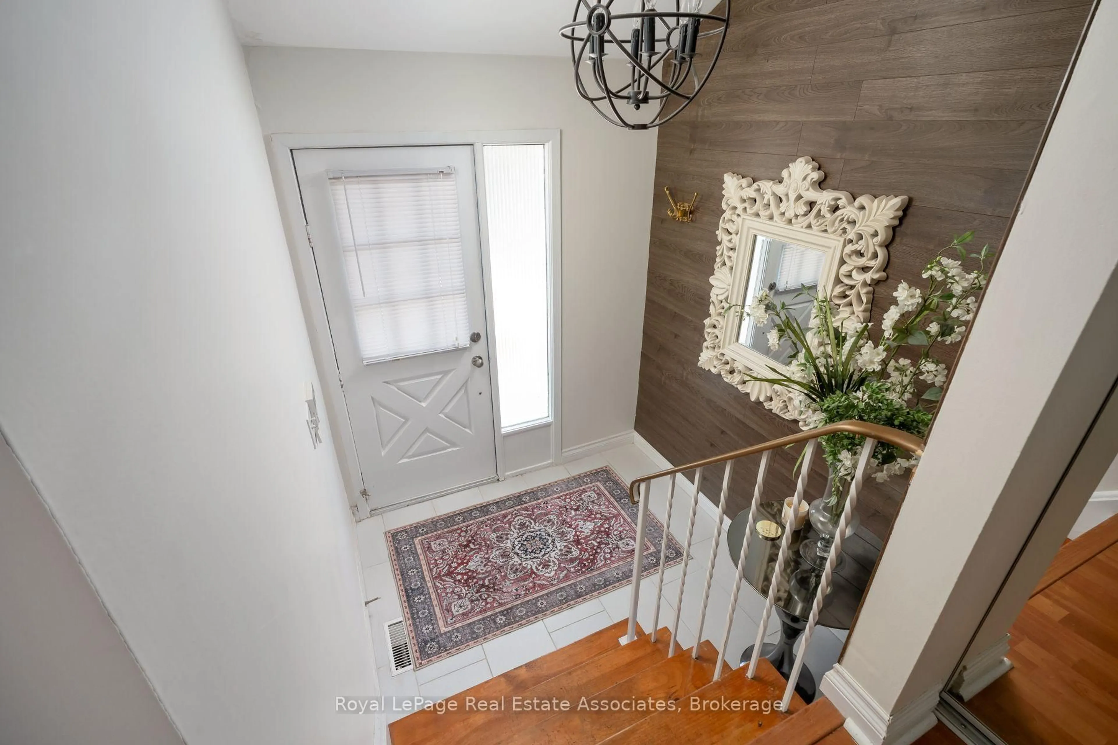 Indoor entryway for 2727 Bucklepost Cres, Mississauga Ontario L5N 1X6