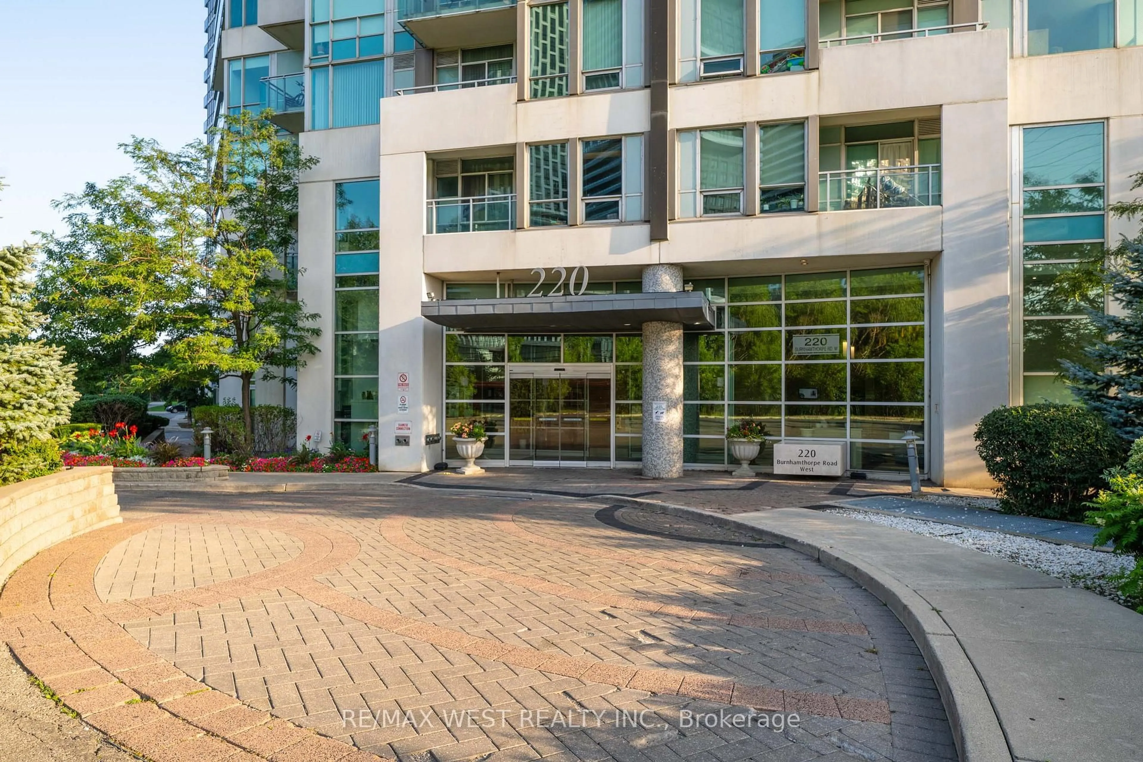 Indoor foyer for 220 Burnhamthorpe Rd #1710, Mississauga Ontario L5B 4N4