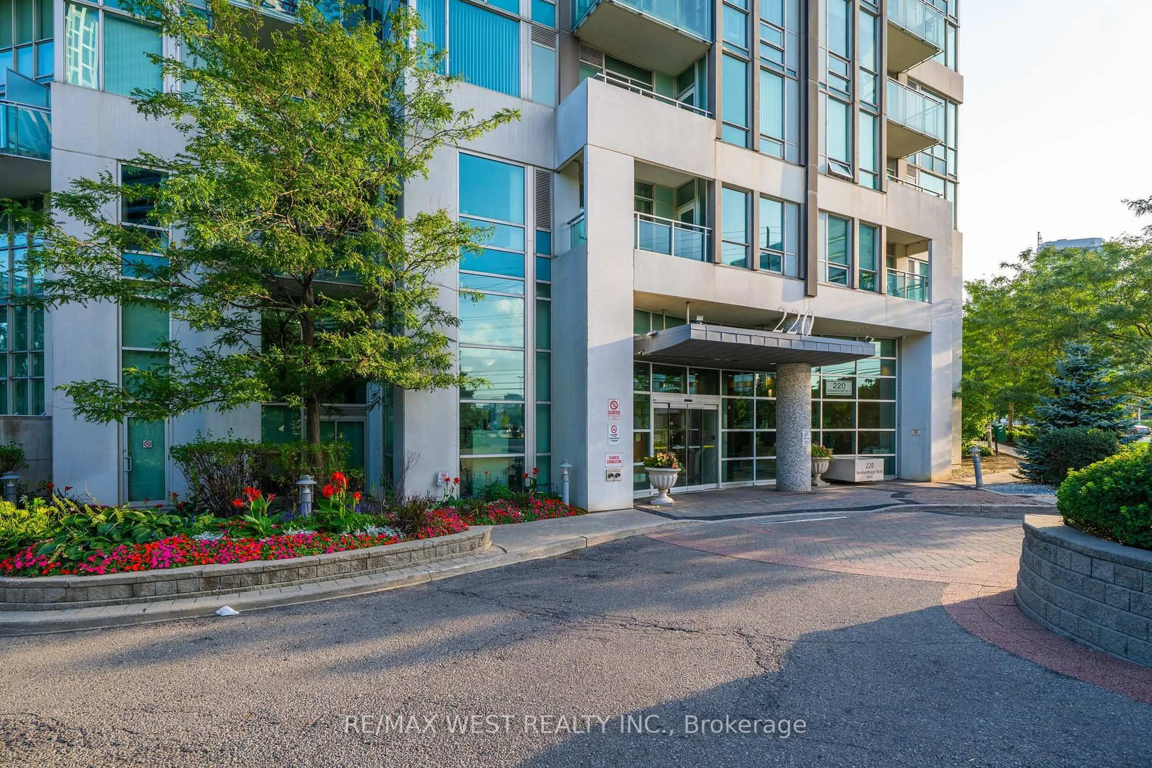 Indoor foyer for 220 Burnhamthorpe Rd #1710, Mississauga Ontario L5B 4N4