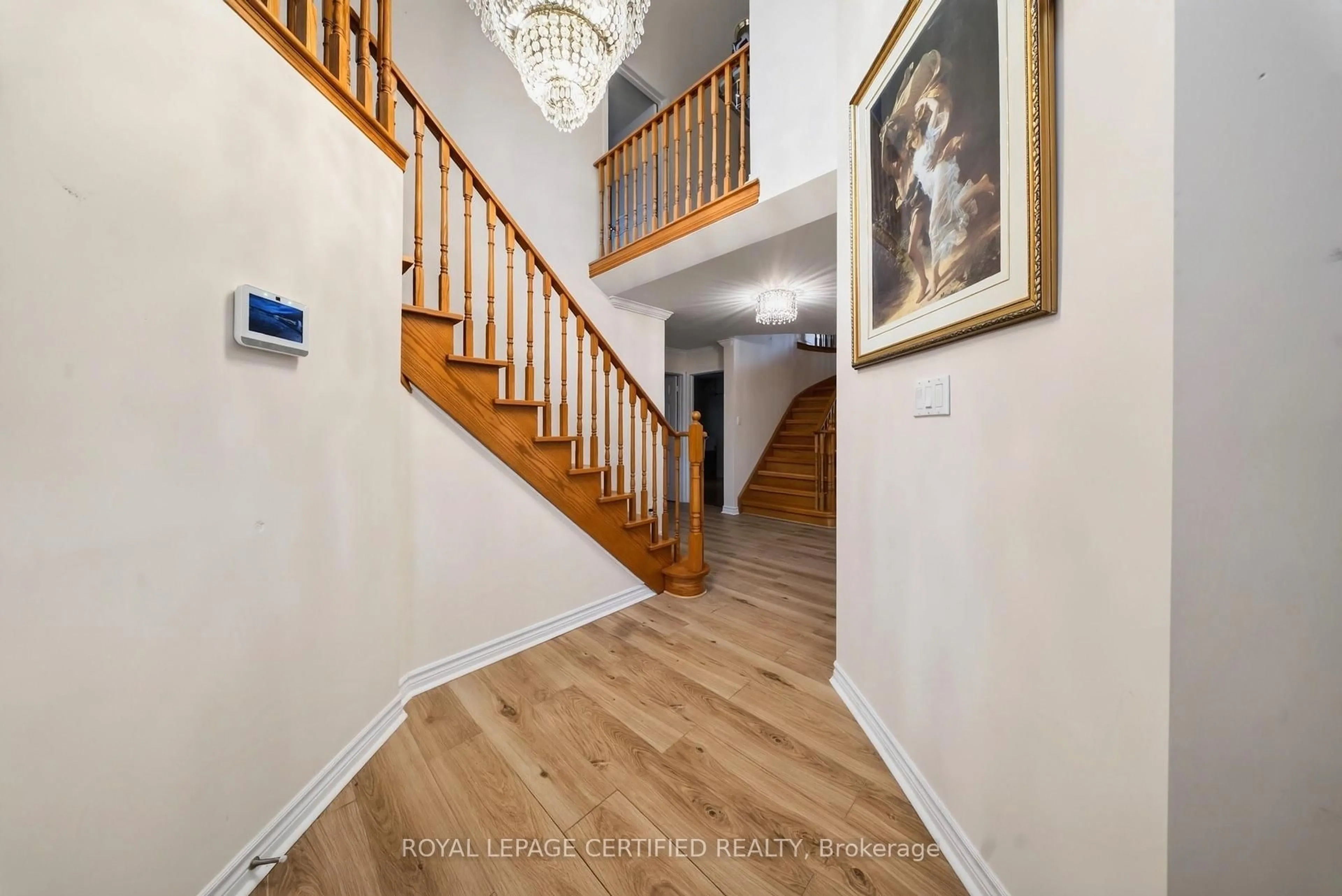 Indoor foyer for 5344 Segriff Dr, Mississauga Ontario L5V 1Y7