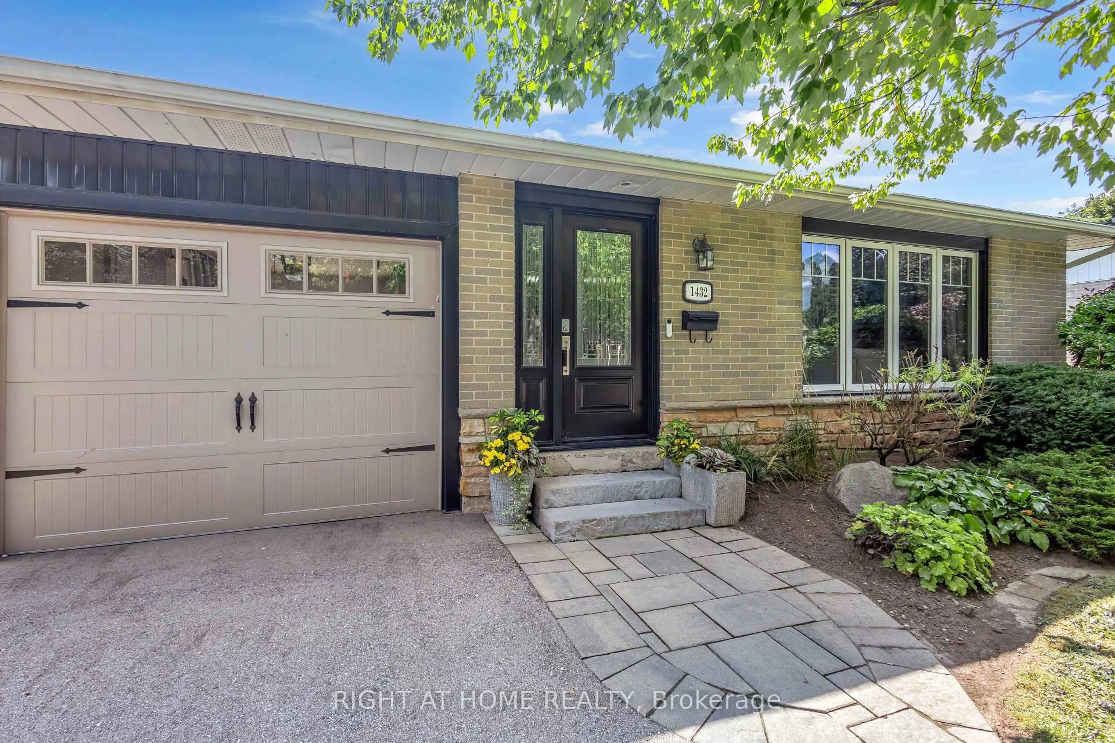 Home with brick exterior material, street for 1432 Dewbourne Cres, Burlington Ontario L7M 1E7