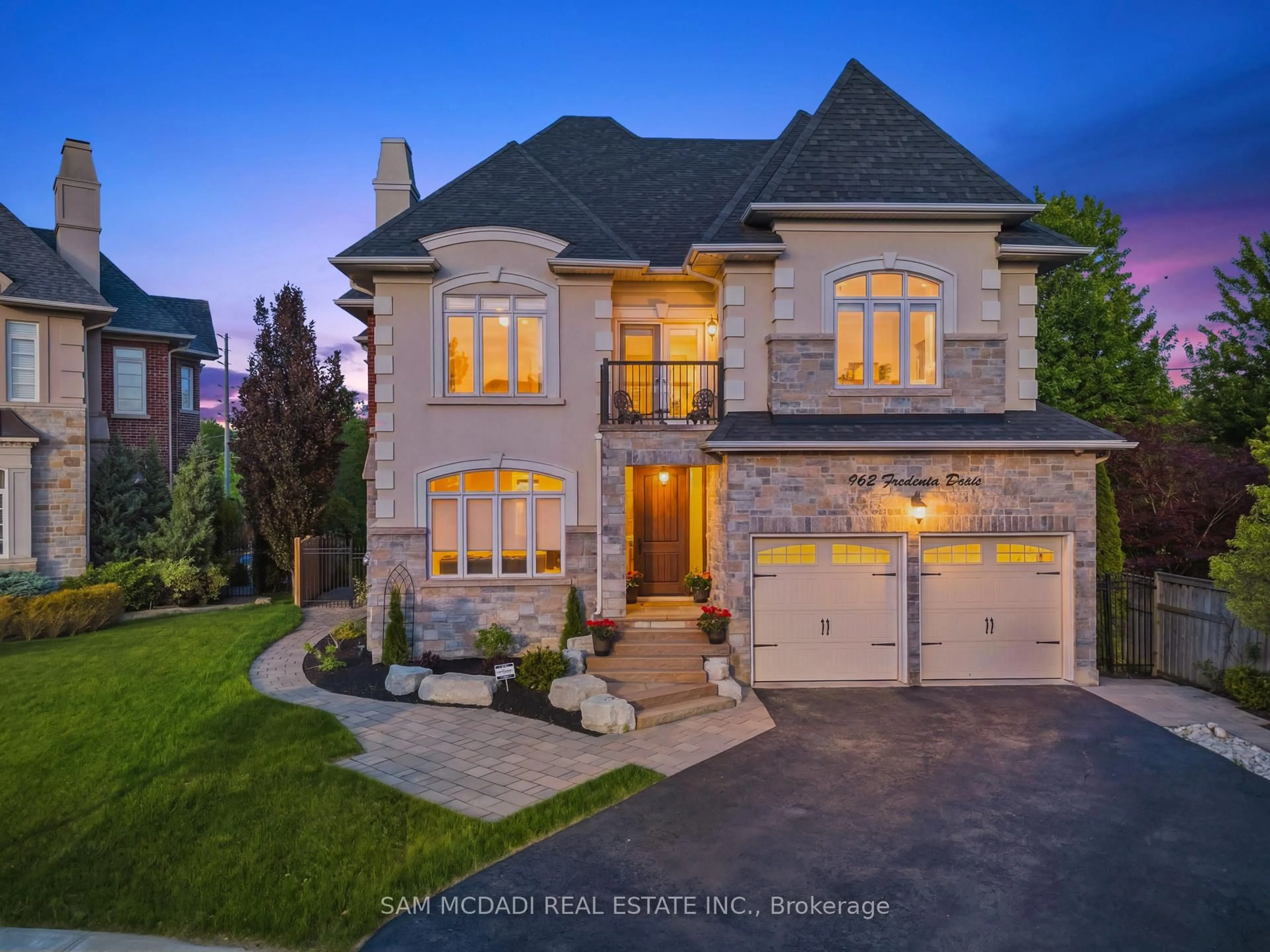 Home with brick exterior material, street for 962 Fredonia Dr, Mississauga Ontario L5C 2W4
