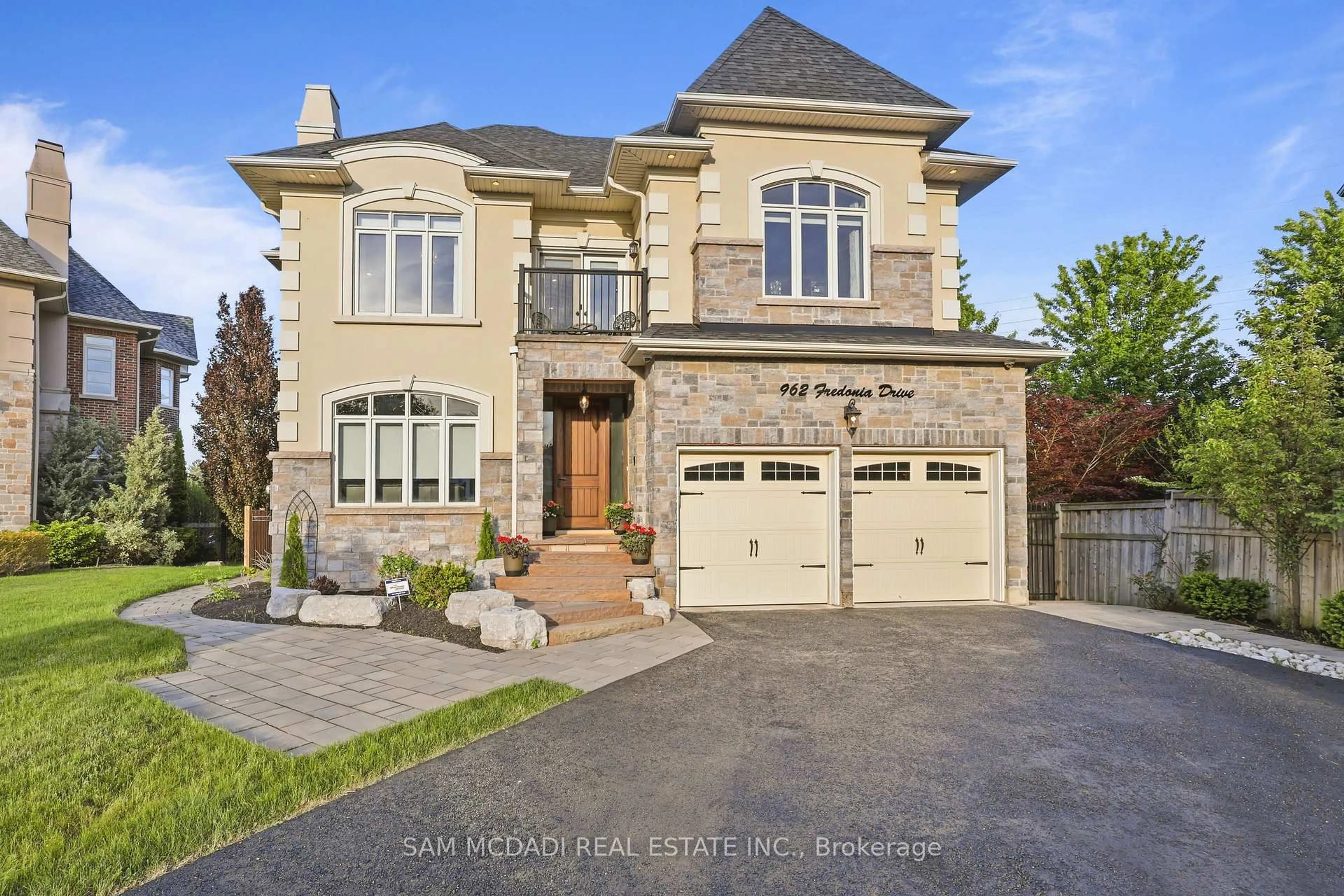 Home with brick exterior material, street for 962 Fredonia Dr, Mississauga Ontario L5C 2W4