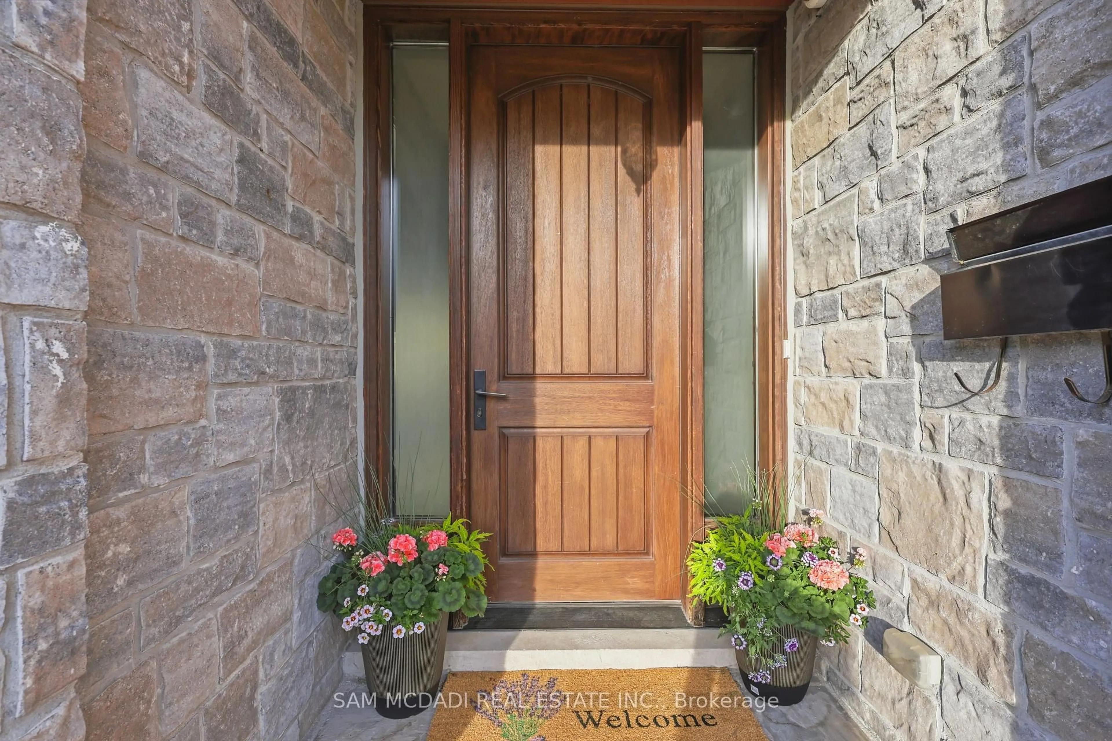 Indoor entryway for 962 Fredonia Dr, Mississauga Ontario L5C 2W4