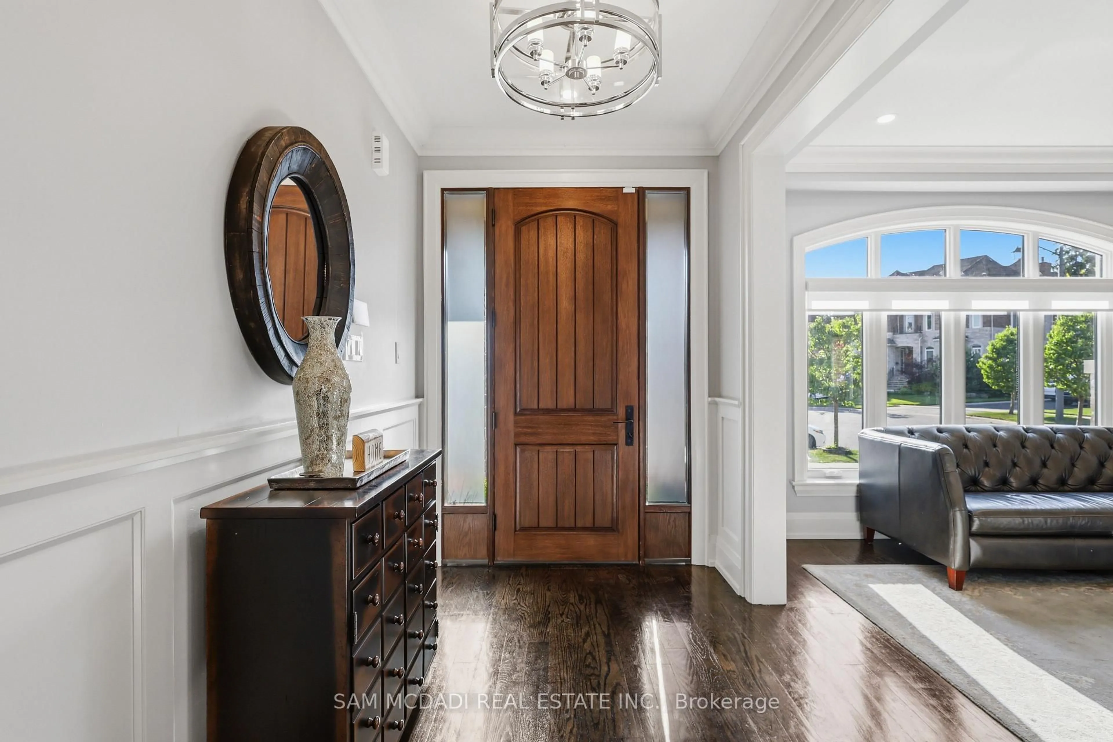Indoor entryway for 962 Fredonia Dr, Mississauga Ontario L5C 2W4