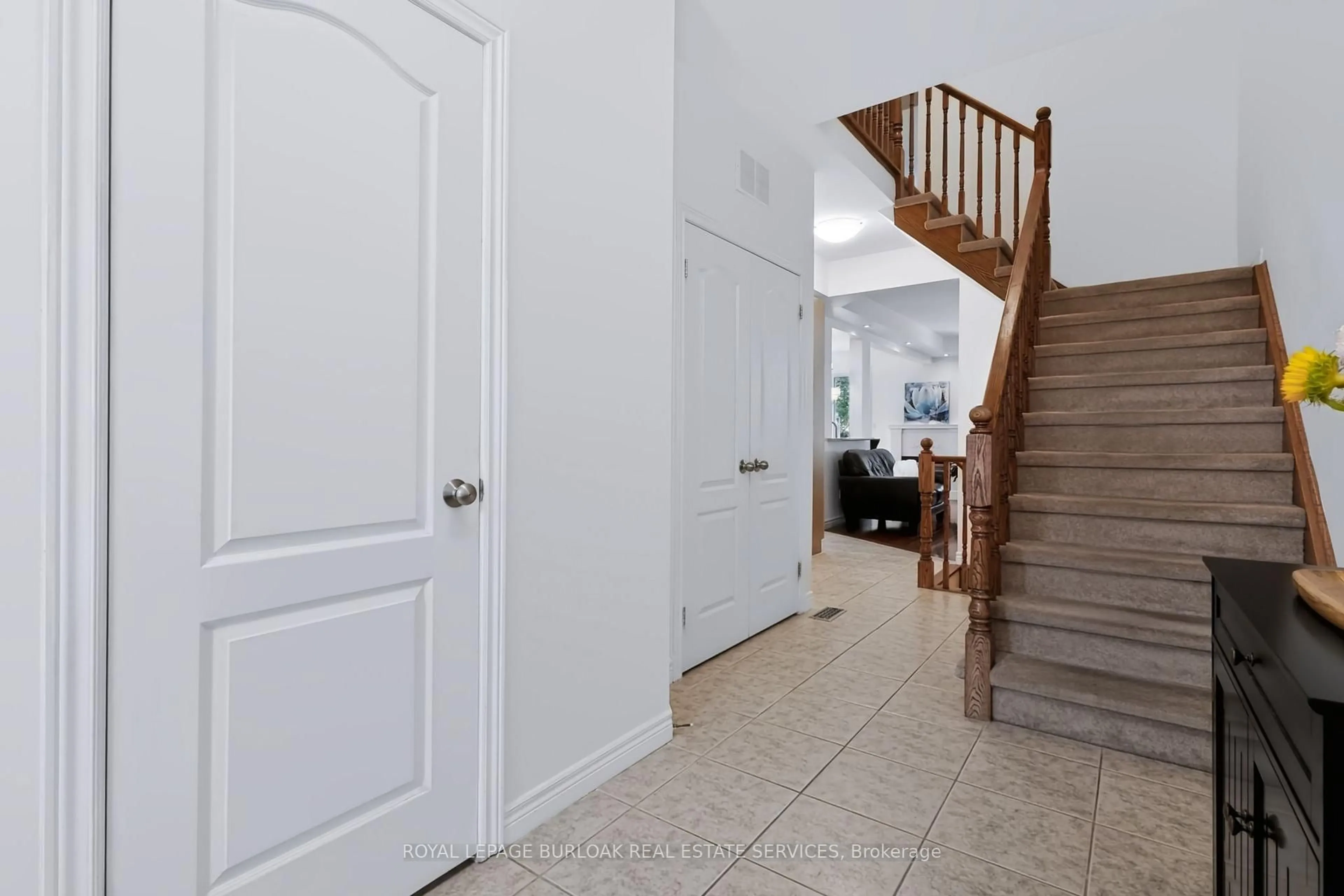 Indoor foyer for 5151 Upper Middle Rd #11, Burlington Ontario L7L 7C8