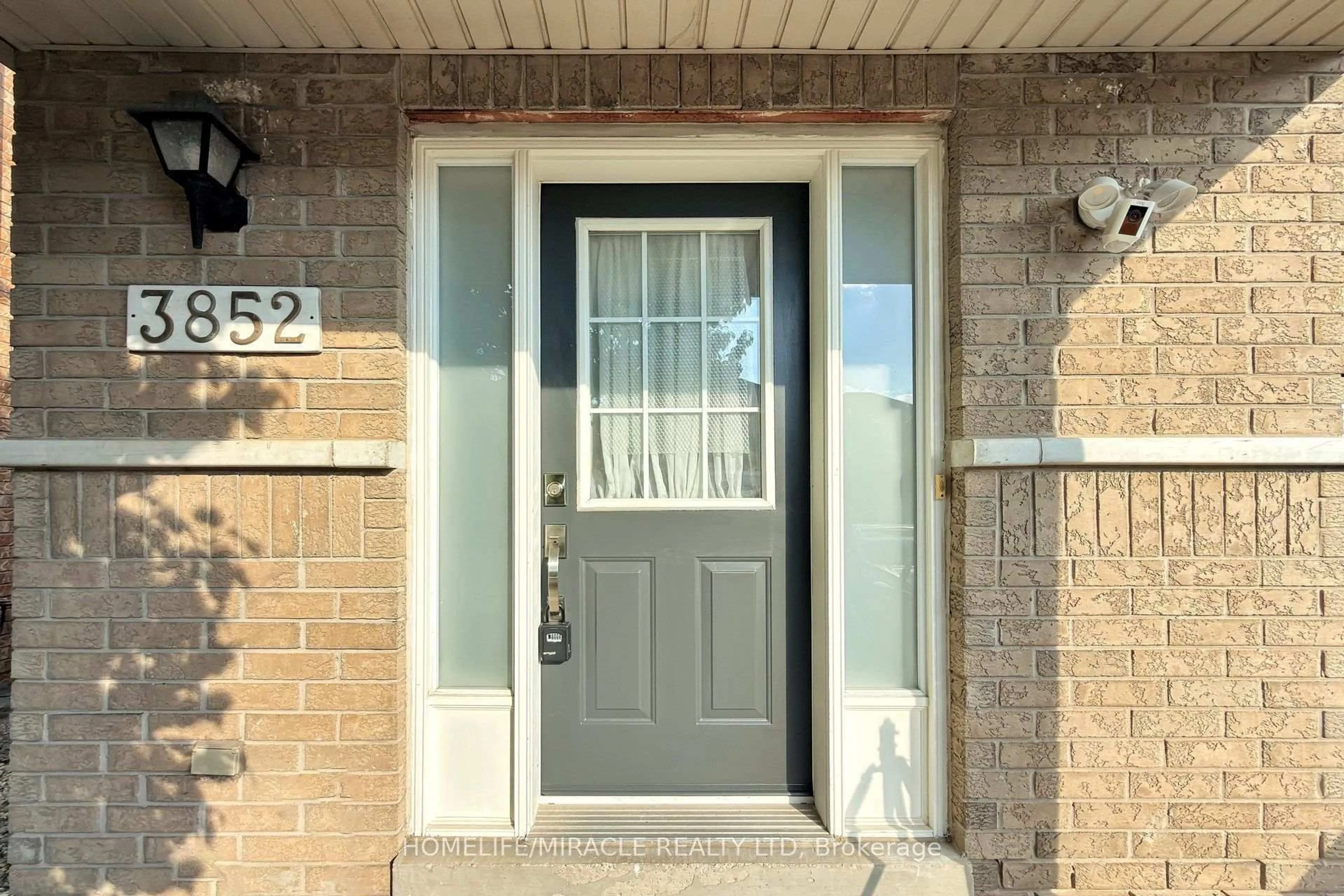 Indoor entryway for 3852 Brinwood Gate, Mississauga Ontario L5M 7H2