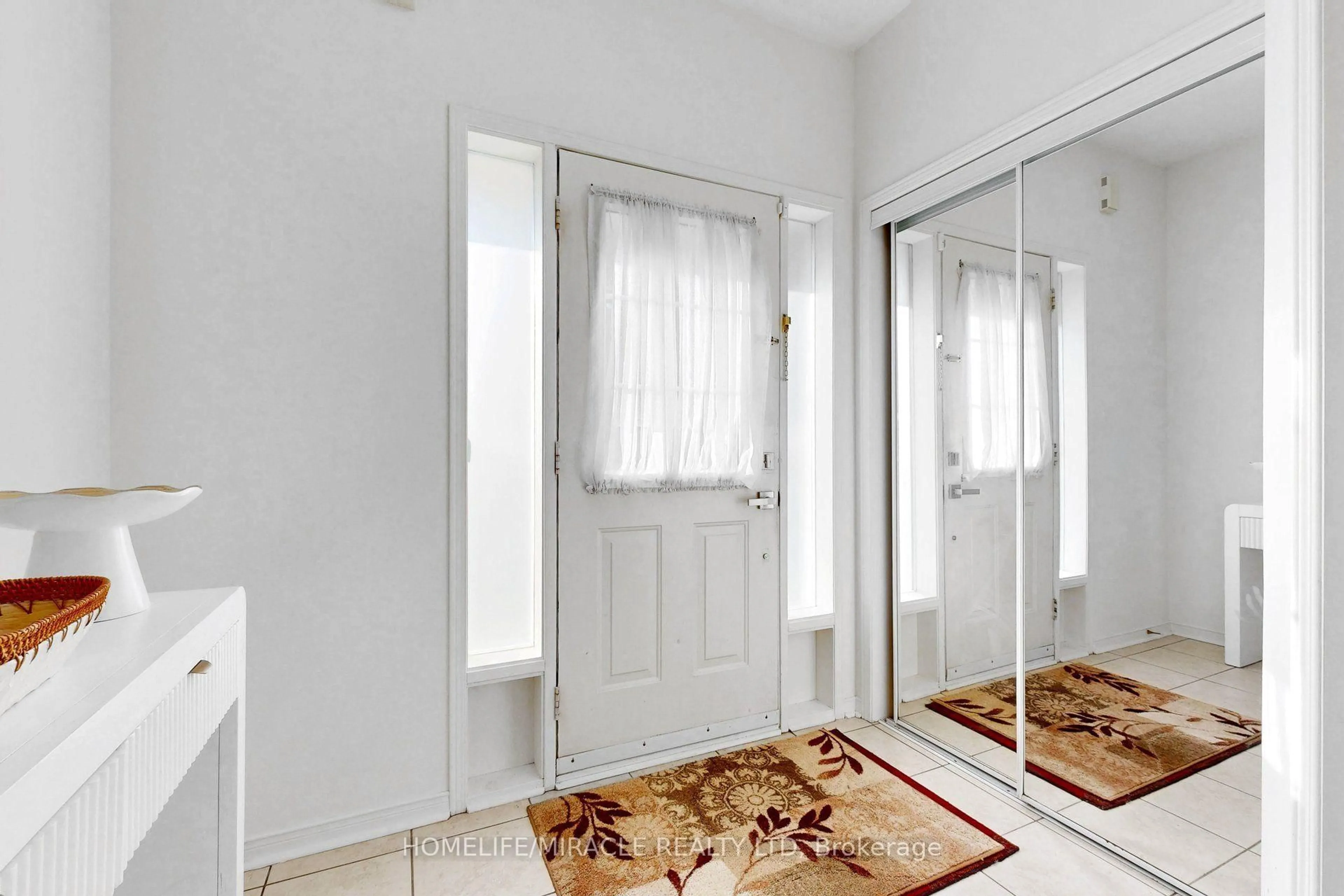 Indoor entryway for 3852 Brinwood Gate, Mississauga Ontario L5M 7H2