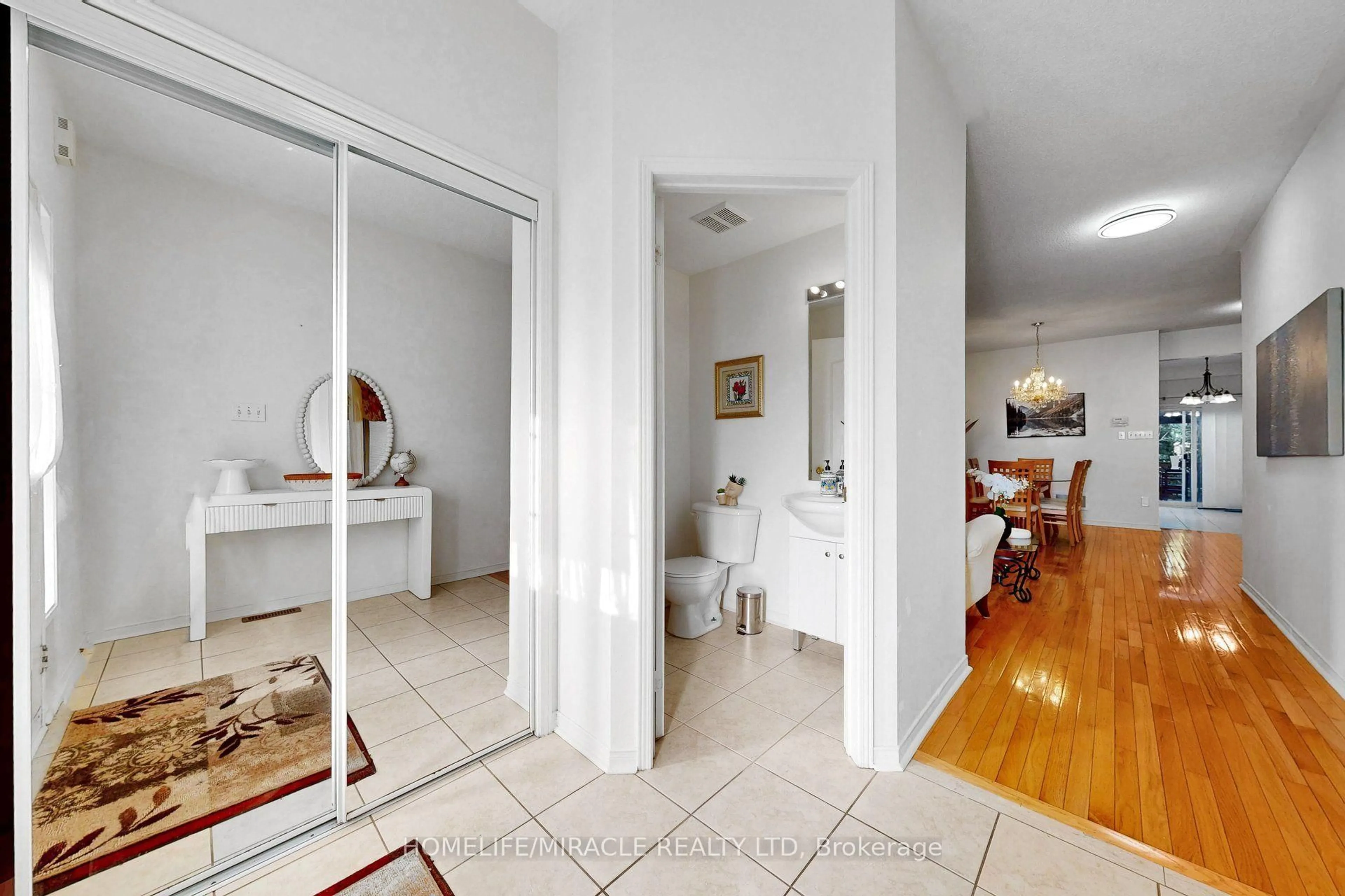 Indoor entryway for 3852 Brinwood Gate, Mississauga Ontario L5M 7H2
