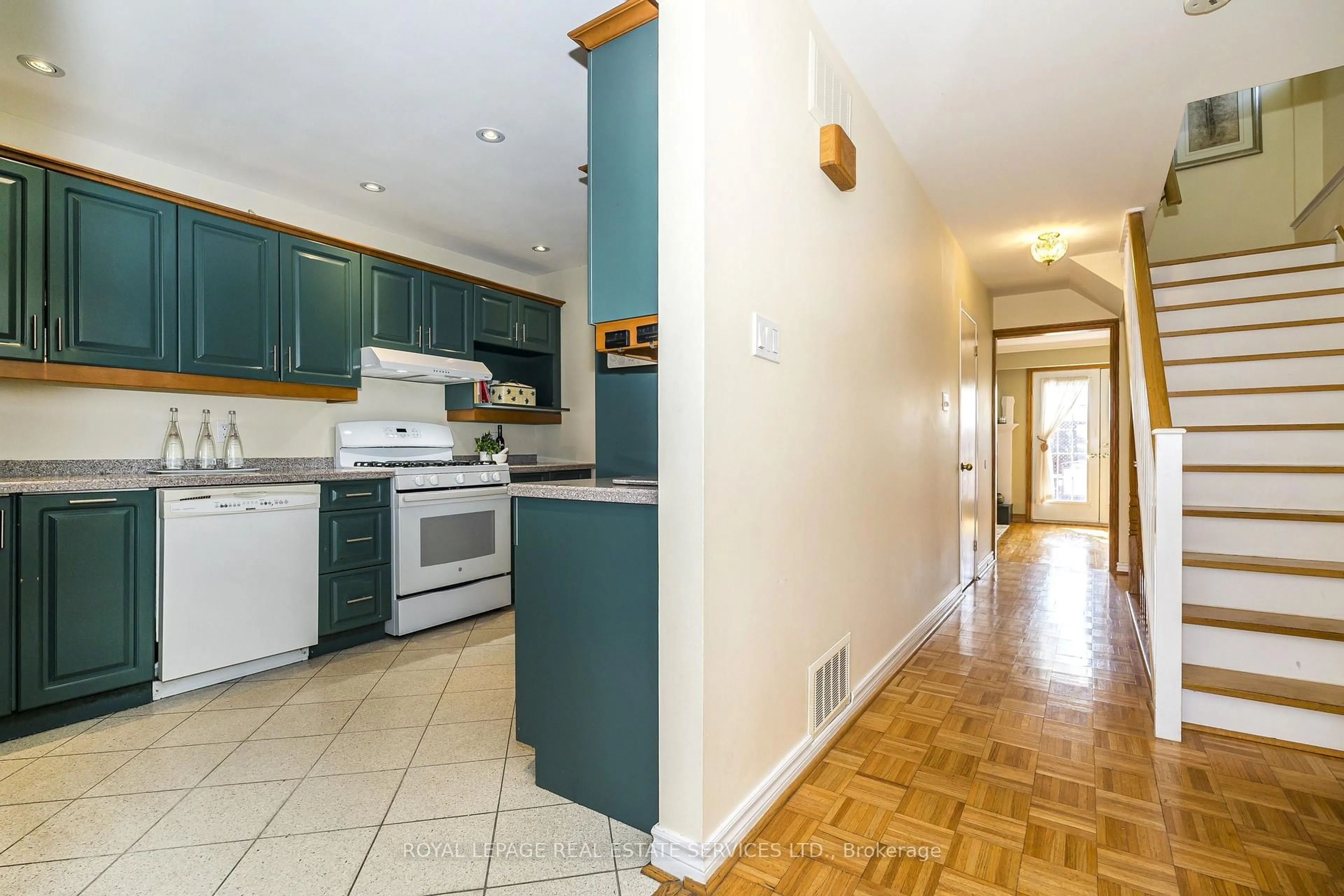 Standard kitchen, unknown for 336 Queen St #3, Mississauga Ontario L5M 1M2