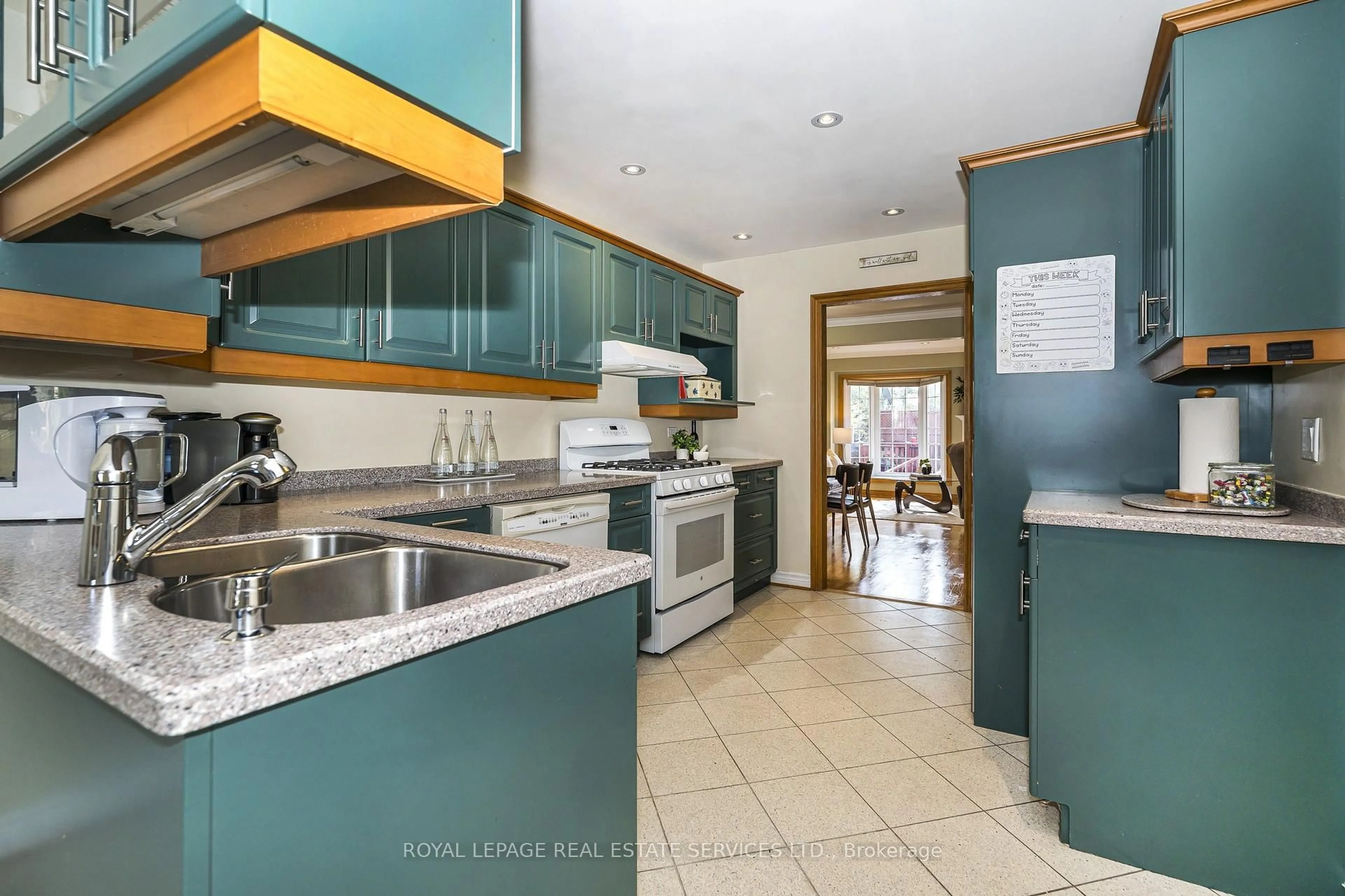 Open concept kitchen, ceramic/tile floor for 336 Queen St #3, Mississauga Ontario L5M 1M2