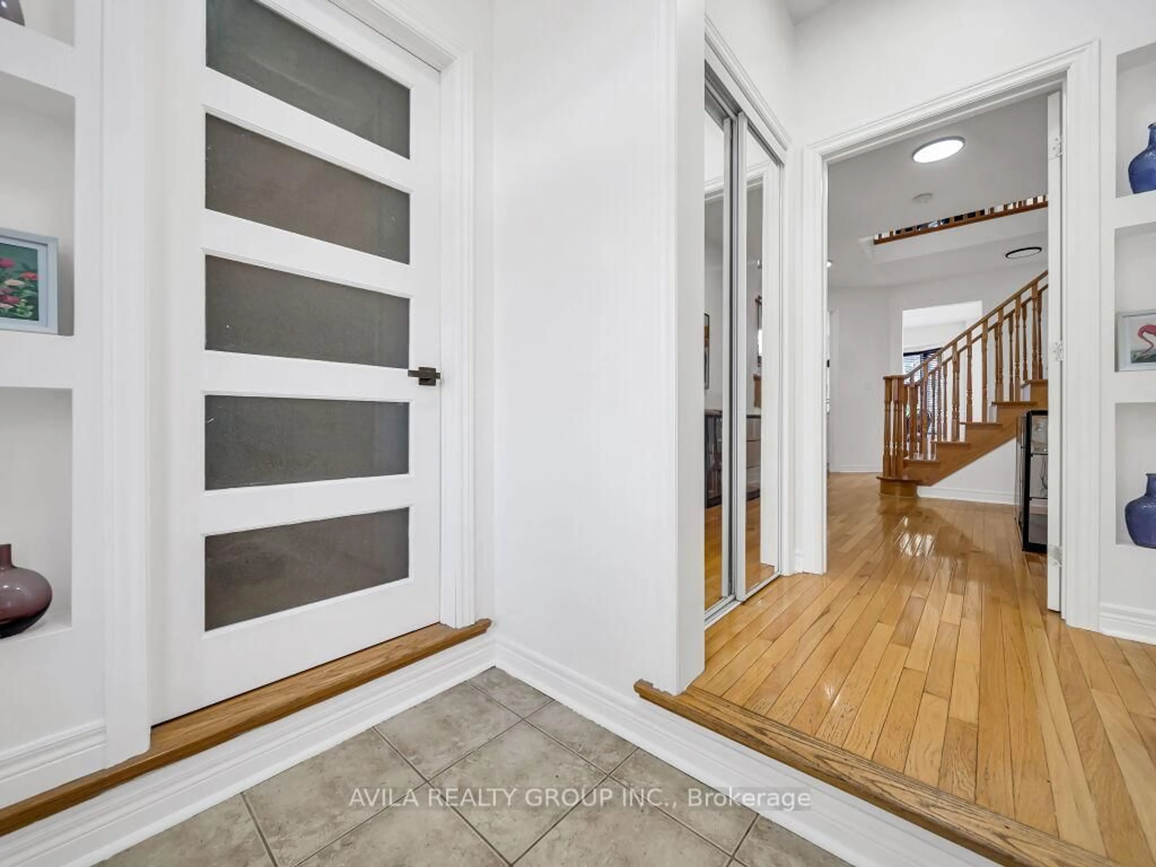 Indoor entryway for 104 Southlake Blvd, Brampton Ontario L6V 4P2
