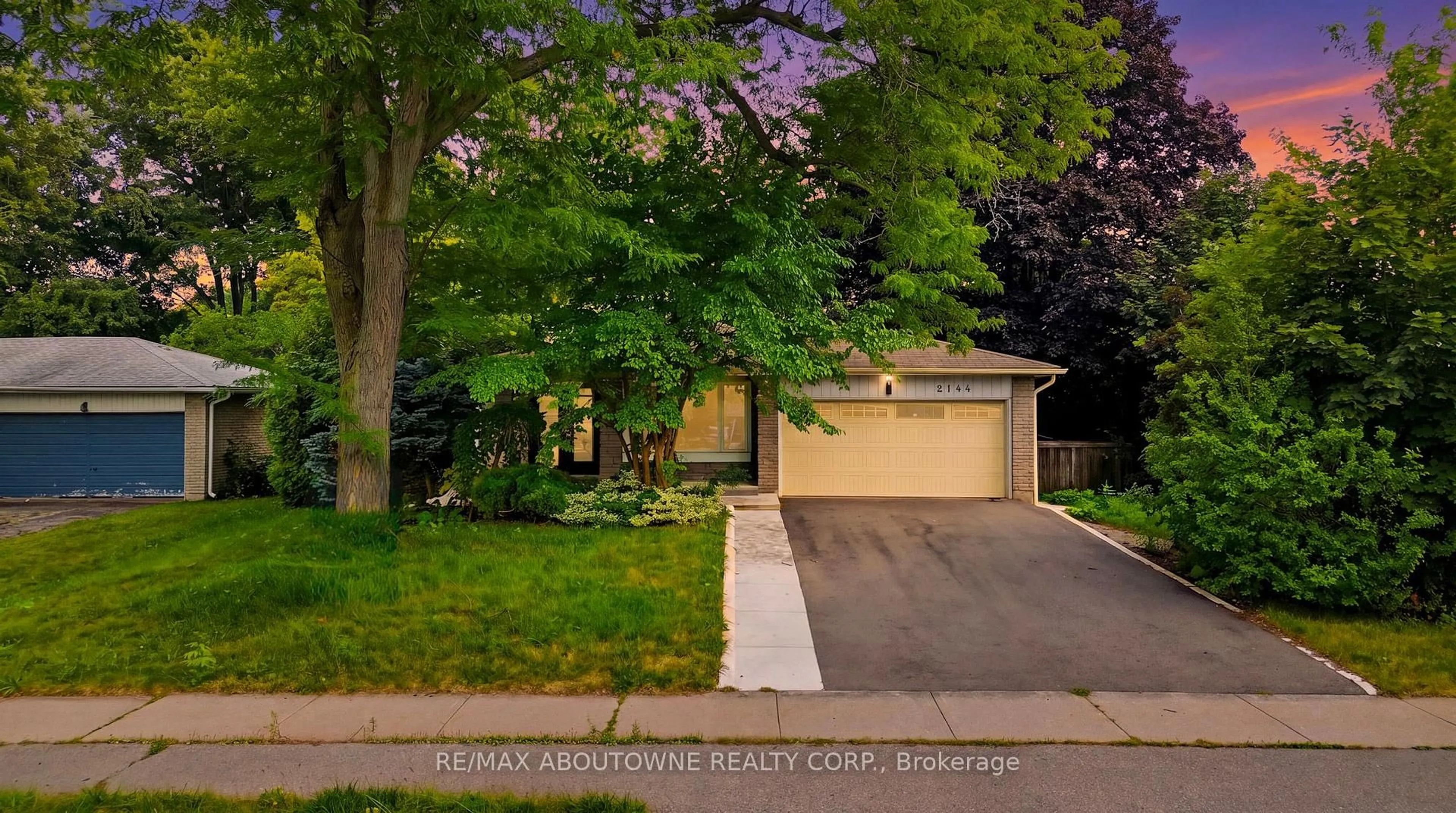 A pic from outside/outdoor area/front of a property/back of a property/a pic from drone, street for 2144 Rebecca St, Oakville Ontario L6L 2A5