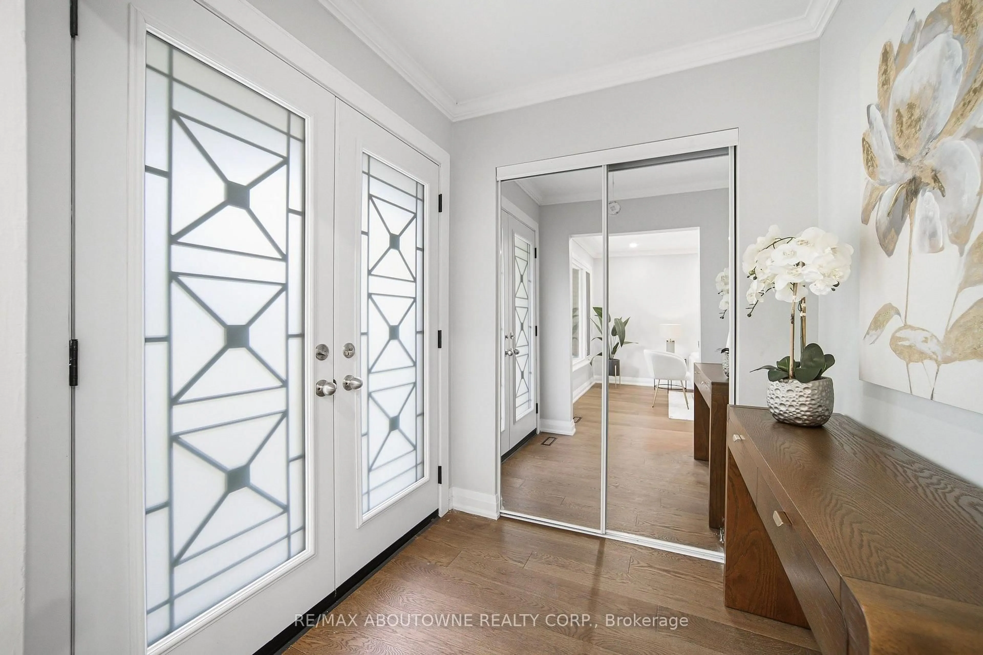 Indoor entryway for 2144 Rebecca St, Oakville Ontario L6L 2A5