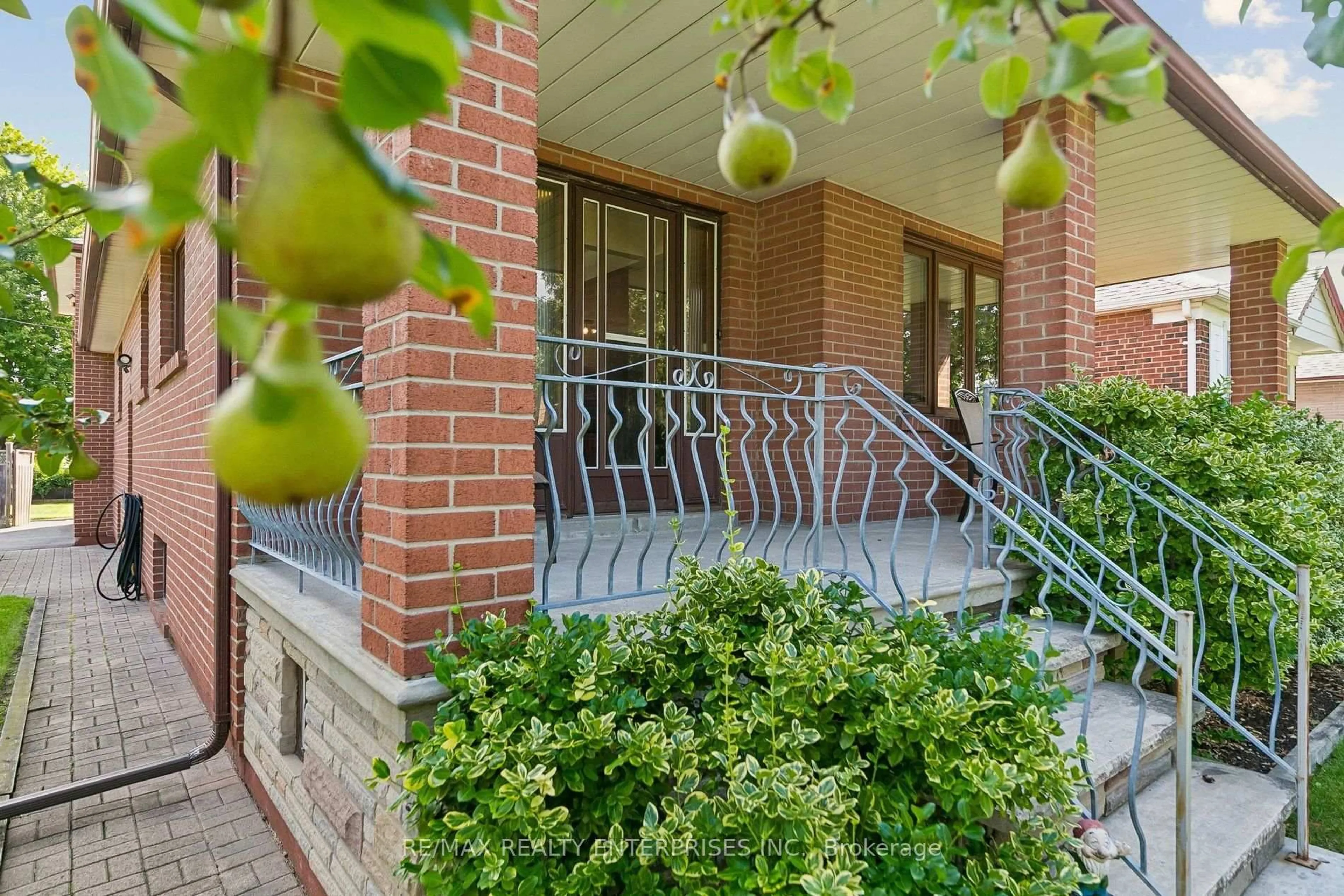 Patio, street for 19 Coules Crt, Toronto Ontario M8W 2N8