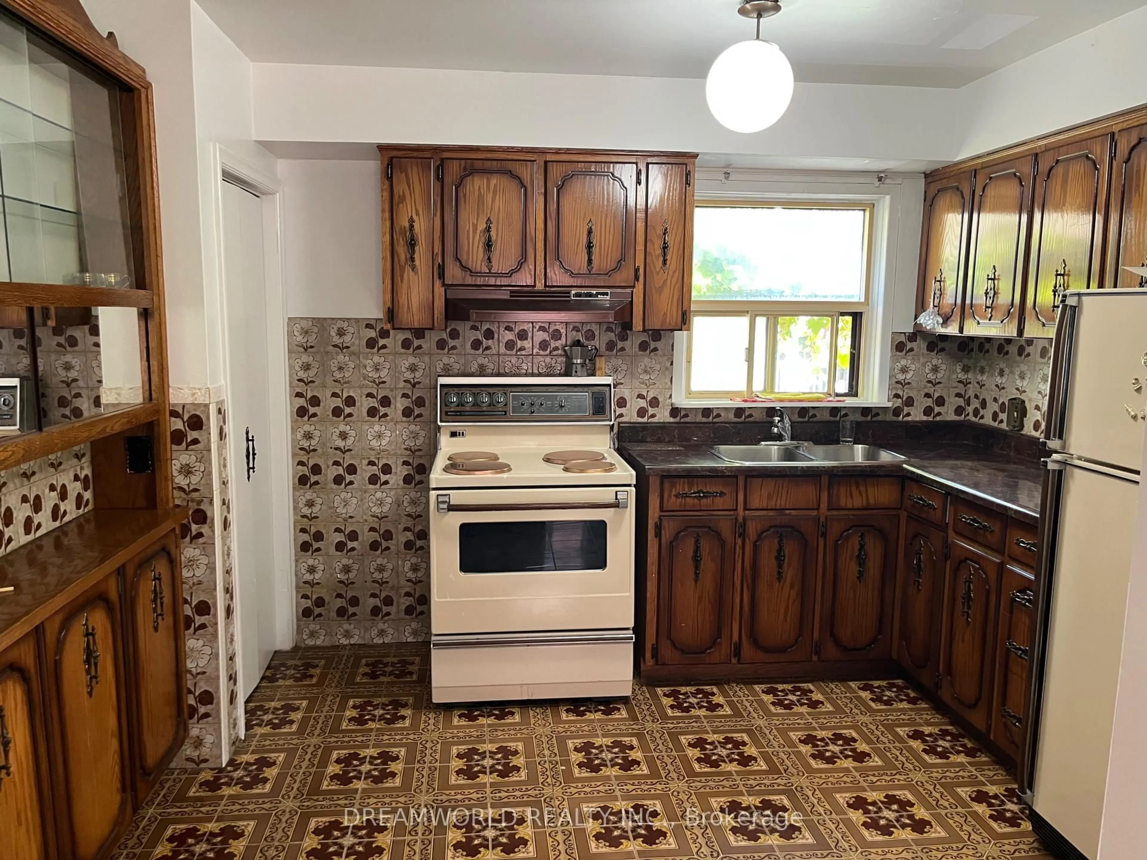 Standard kitchen, ceramic/tile floor for 167 Redwater Dr, Toronto Ontario M9W 2A5