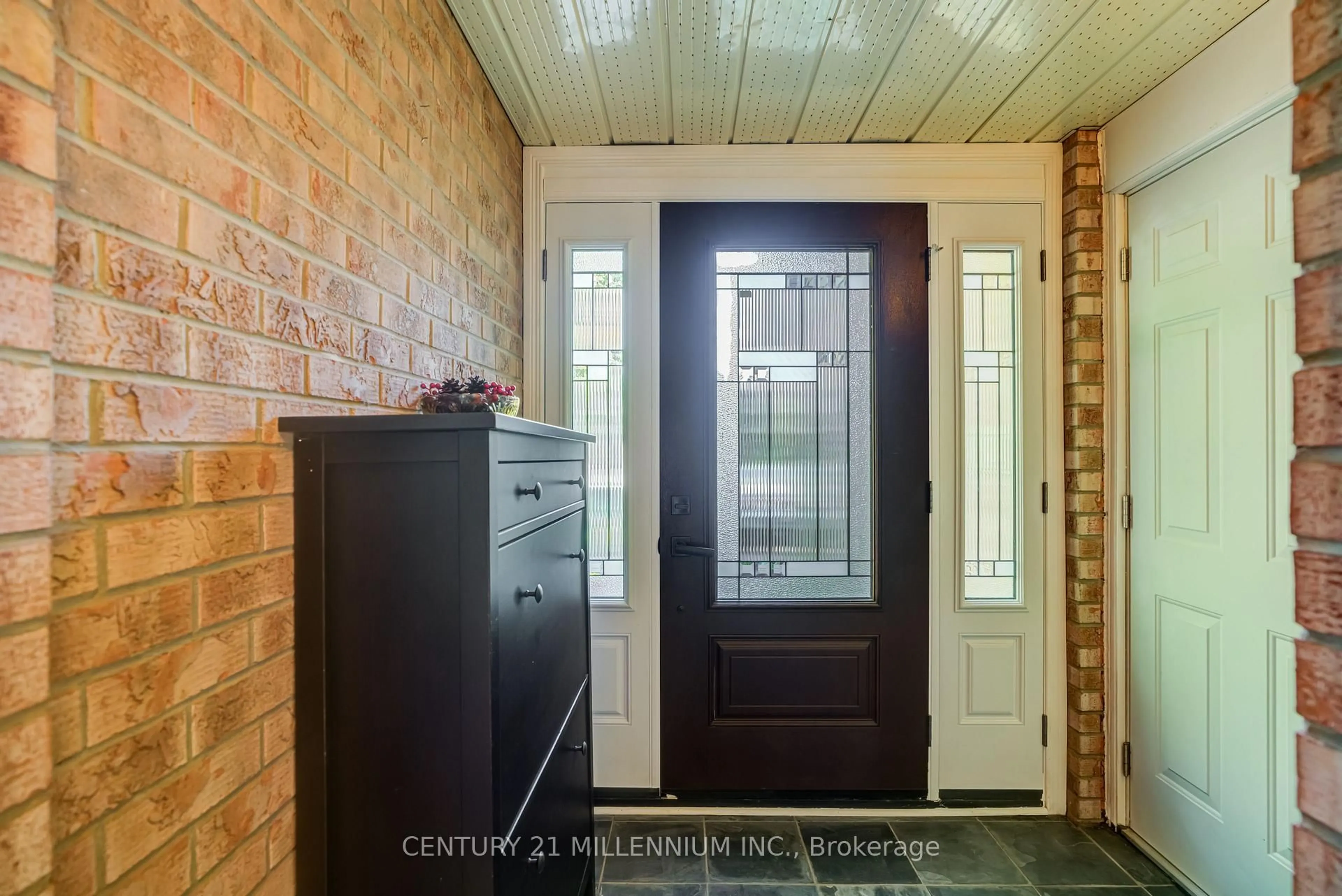 Indoor entryway for 31 Mansfield St, Brampton Ontario L6S 2X8