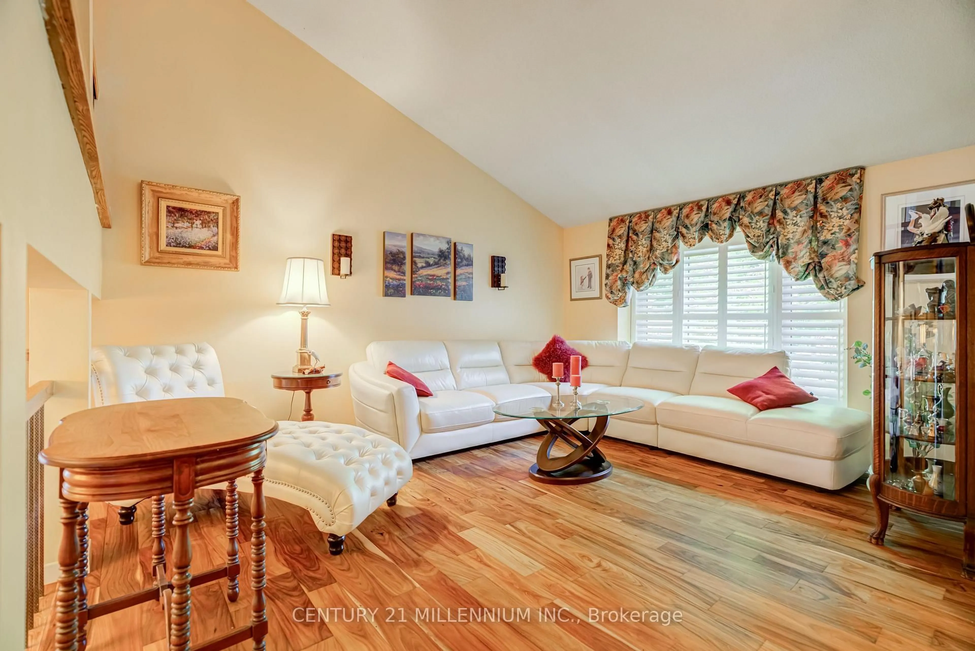 Living room with furniture, unknown for 31 Mansfield St, Brampton Ontario L6S 2X8