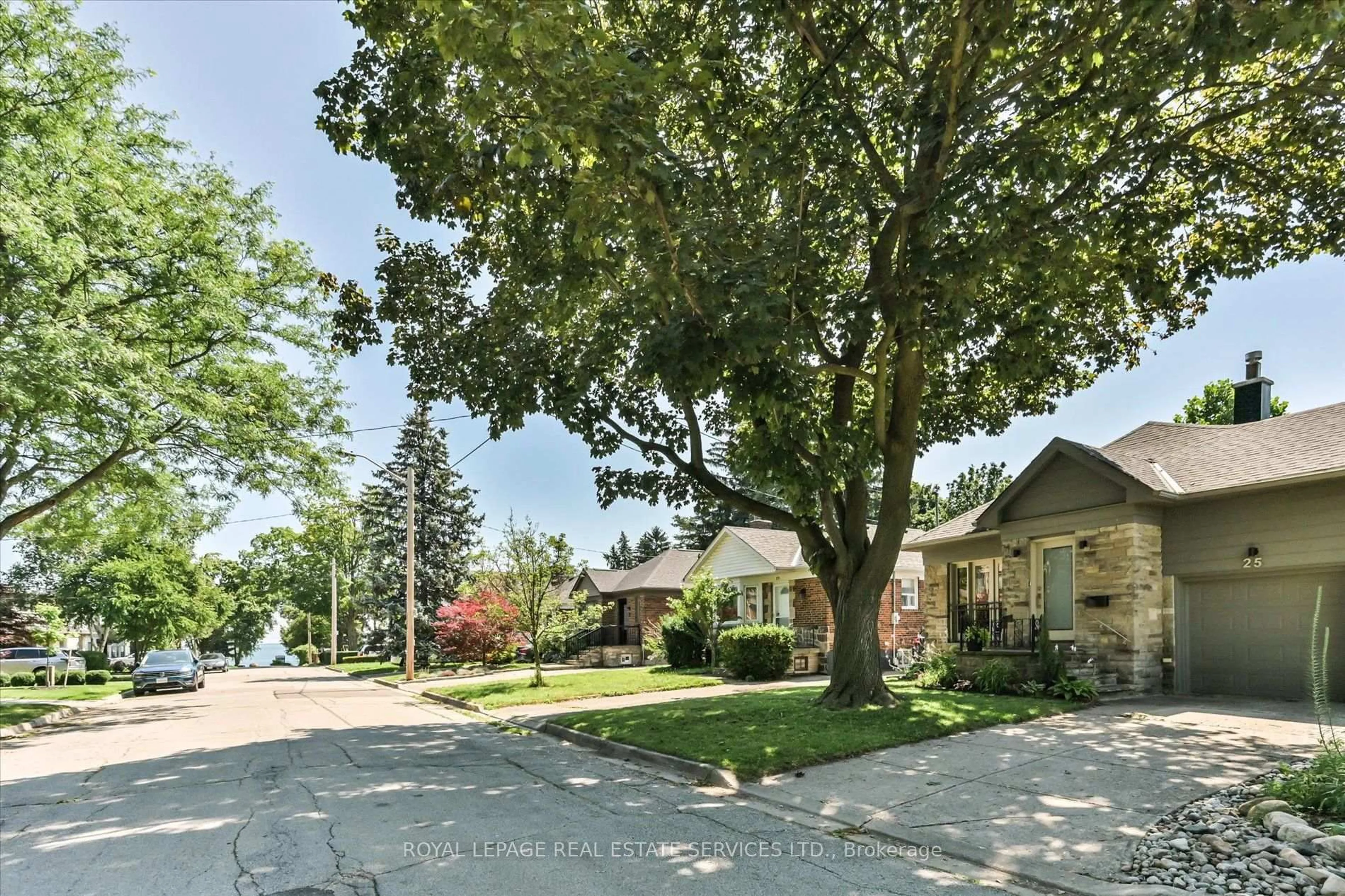 A pic from outside/outdoor area/front of a property/back of a property/a pic from drone, street for 25 Miles Rd, Toronto Ontario M8V 1V4