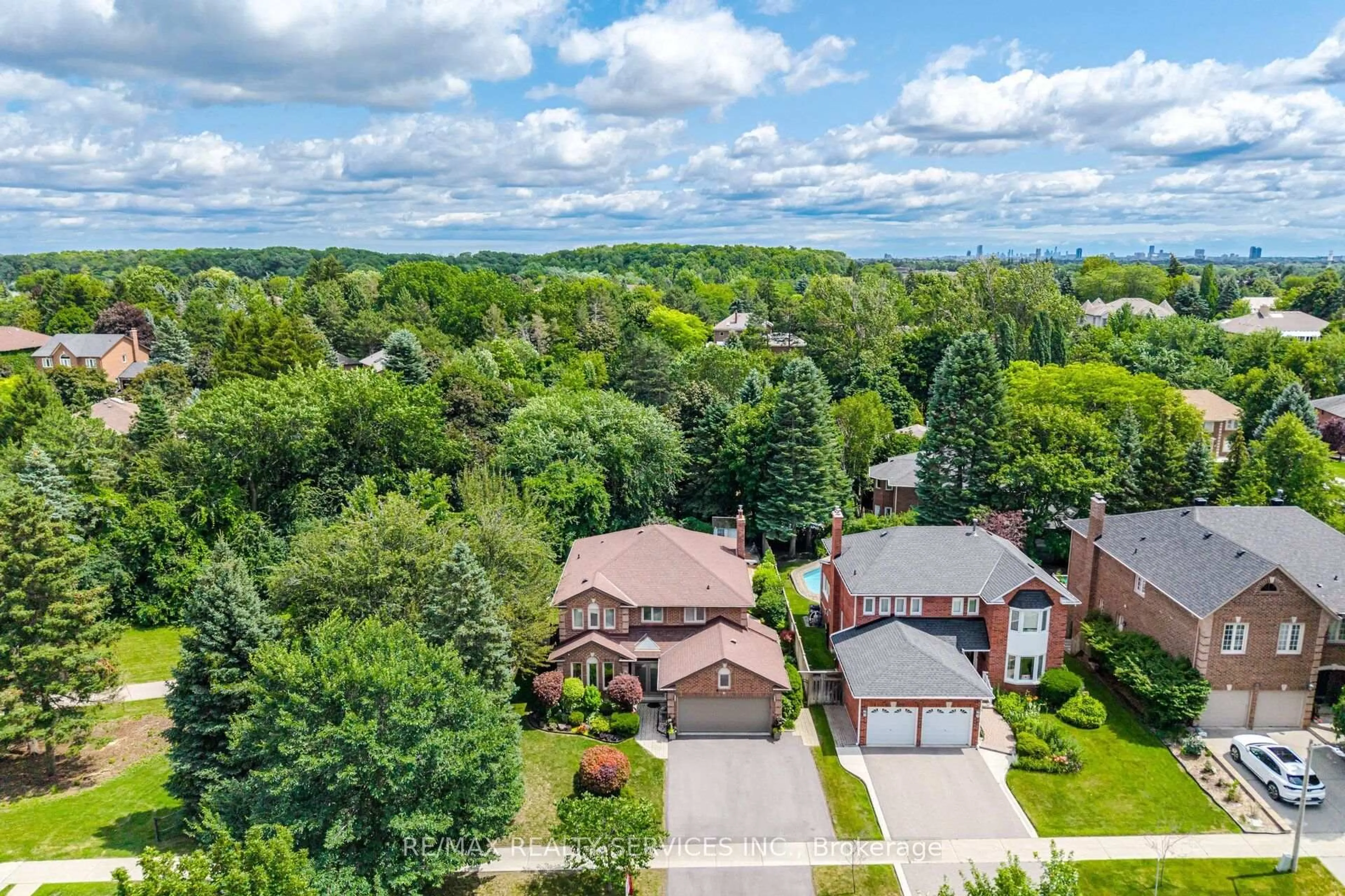 A pic from outside/outdoor area/front of a property/back of a property/a pic from drone, street for 29 Christie Dr, Brampton Ontario L6Z 3J5