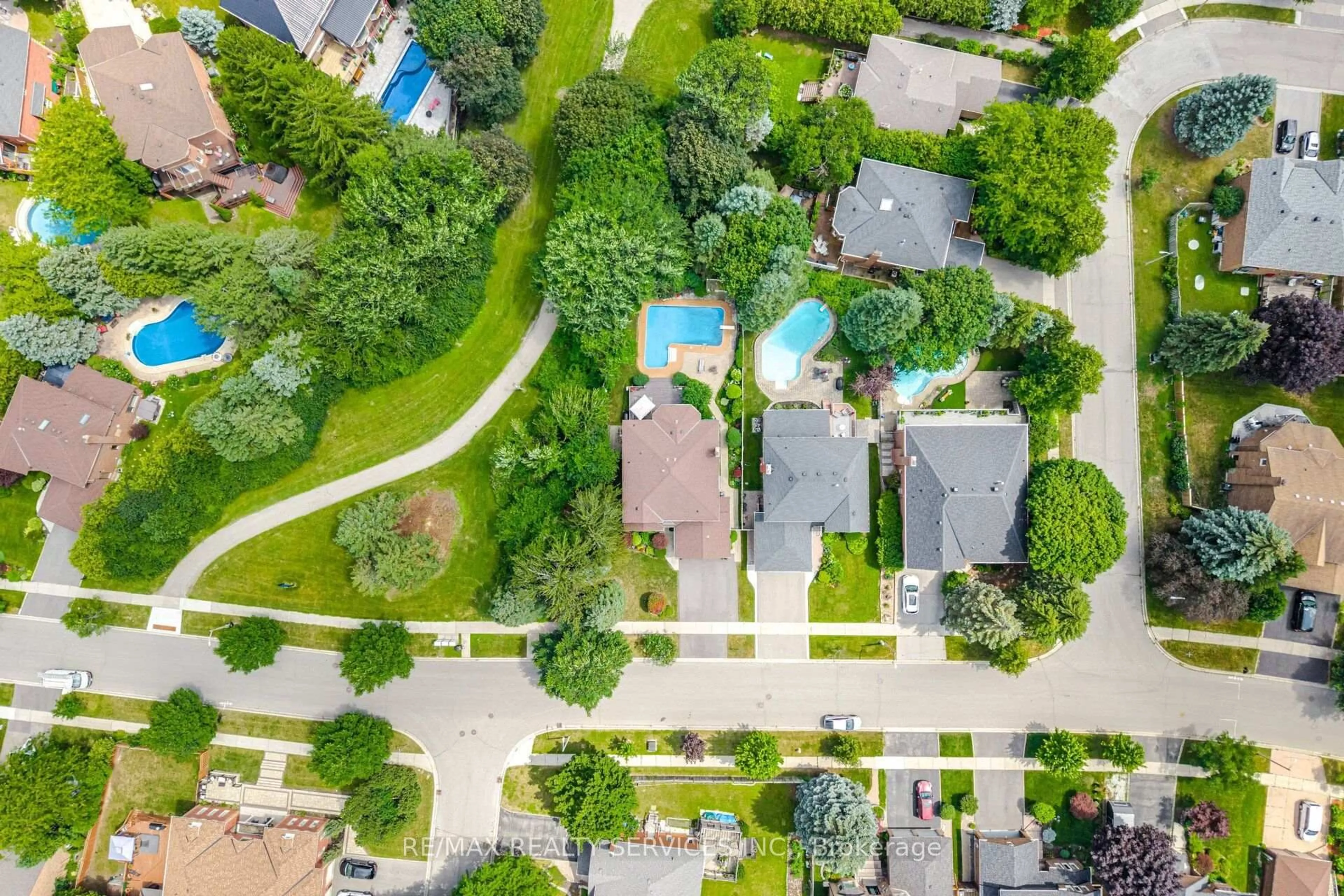 A pic from outside/outdoor area/front of a property/back of a property/a pic from drone, street for 29 Christie Dr, Brampton Ontario L6Z 3J5
