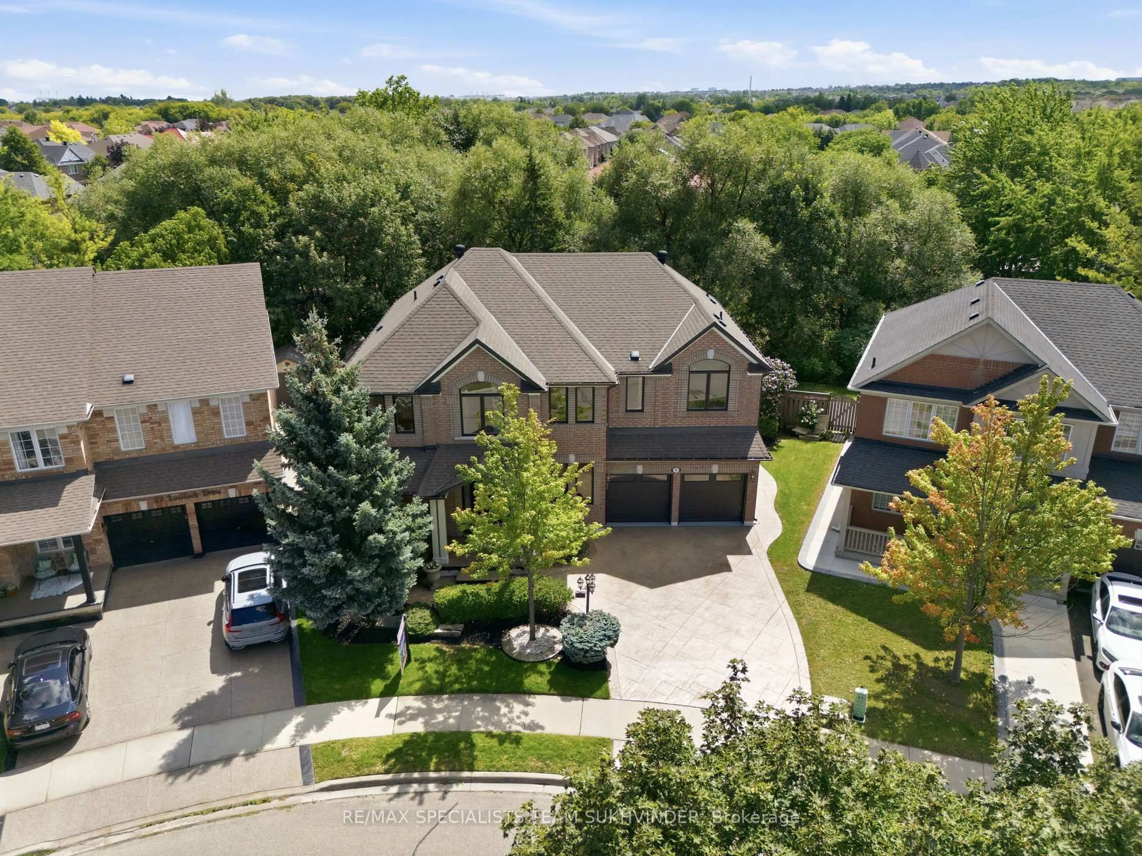 A pic from outside/outdoor area/front of a property/back of a property/a pic from drone, street for 31 Linstock Dr, Brampton Ontario L6P 1E2