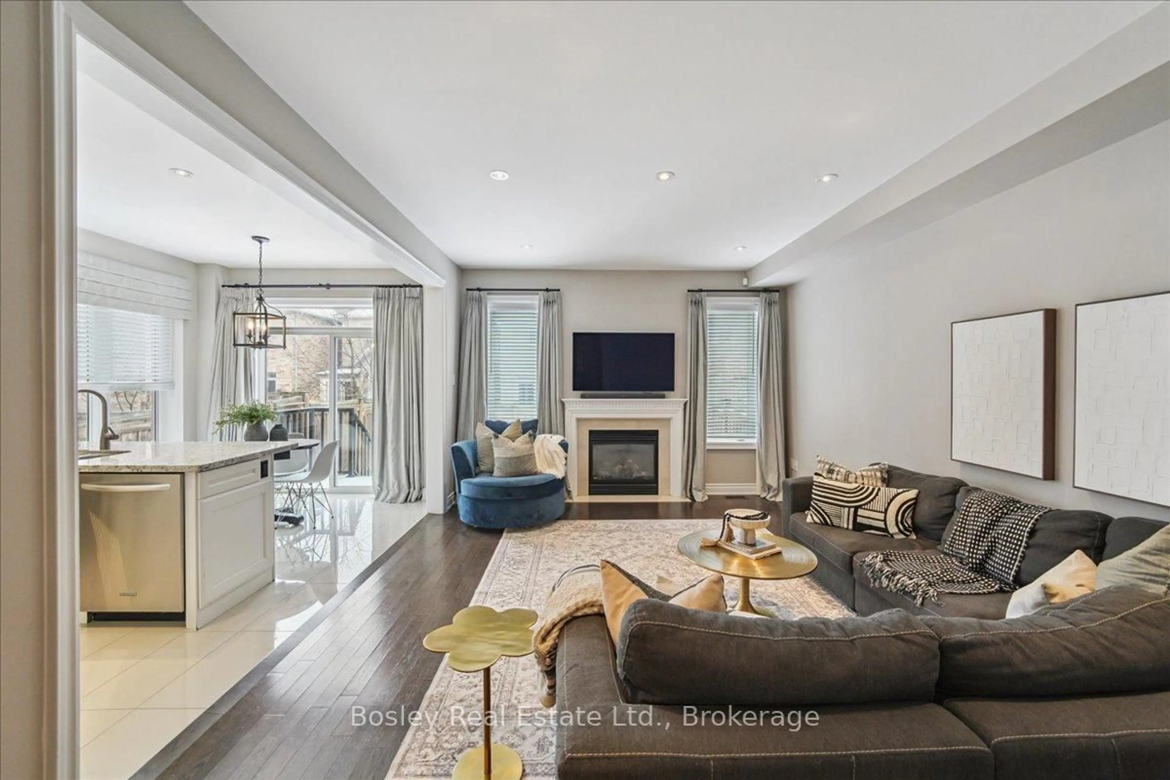 Living room with furniture, unknown for 2343 Quetico Cres, Oakville Ontario L6M 0R5